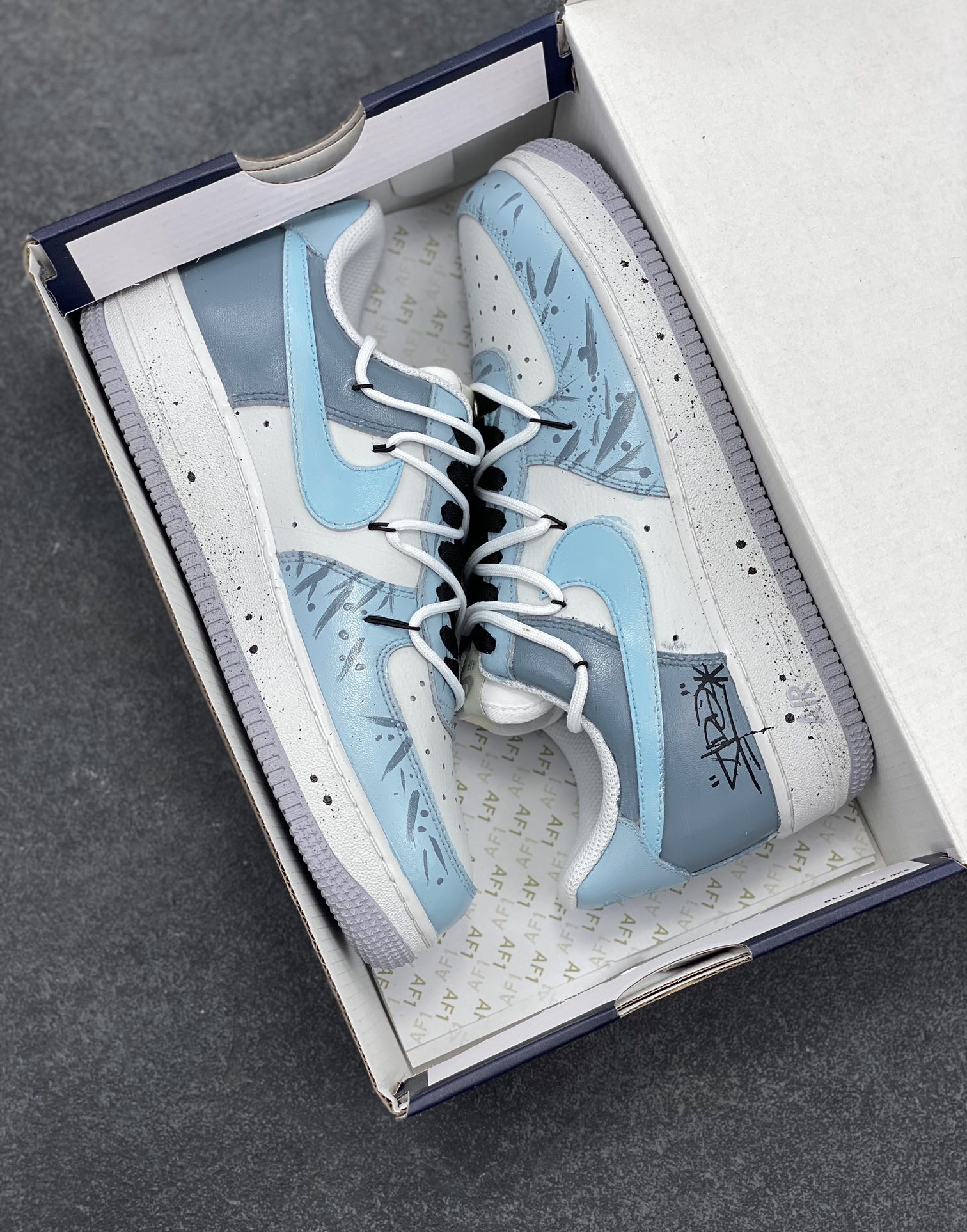 图片[9]-手绘涂鸦“星芒轨迹”“Starry Sky Trajectory”空军一号定制板鞋 整双鞋以简洁的浅灰色与纯净的白色作为主色调，营造出一种清冷而又神秘的氛围，恰似夜空的底色。鞋面上那些看似随意却又精心绘制的涂鸦线条，犹如星芒在夜空中划过留下的轨迹。每一道线条、每一抹笔触，都仿佛带着神秘的力量，引领着人们去探寻未知的潮流宇宙 货号：CW1888-006 尺码：36 36.5 37.5 38 38.5 39 40 40.5 41 42 42.5 43 44 44.5 45-选品中心