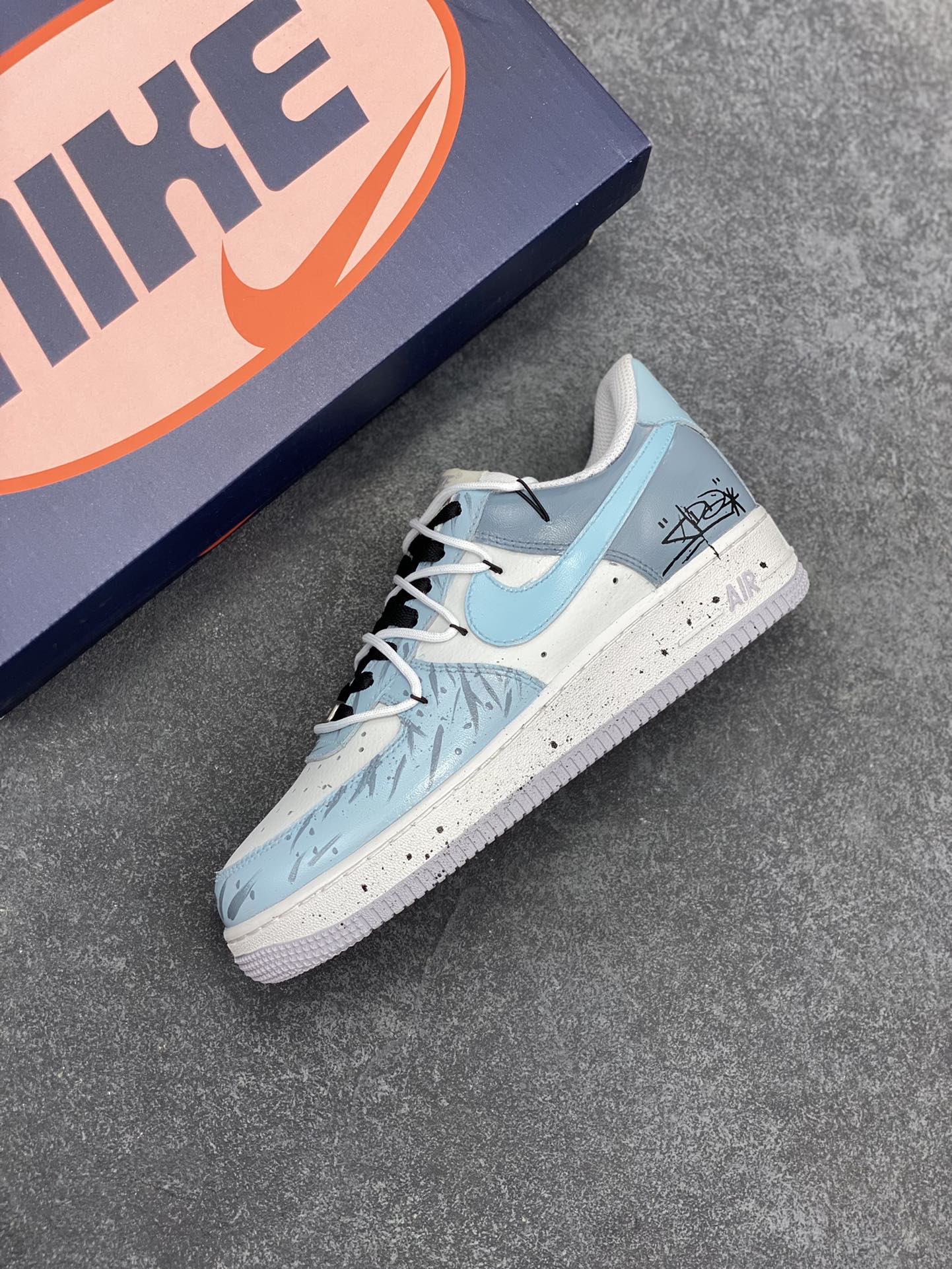 图片[7]-手绘涂鸦“星芒轨迹”“Starry Sky Trajectory”空军一号定制板鞋 整双鞋以简洁的浅灰色与纯净的白色作为主色调，营造出一种清冷而又神秘的氛围，恰似夜空的底色。鞋面上那些看似随意却又精心绘制的涂鸦线条，犹如星芒在夜空中划过留下的轨迹。每一道线条、每一抹笔触，都仿佛带着神秘的力量，引领着人们去探寻未知的潮流宇宙 货号：CW1888-006 尺码：36 36.5 37.5 38 38.5 39 40 40.5 41 42 42.5 43 44 44.5 45-选品中心