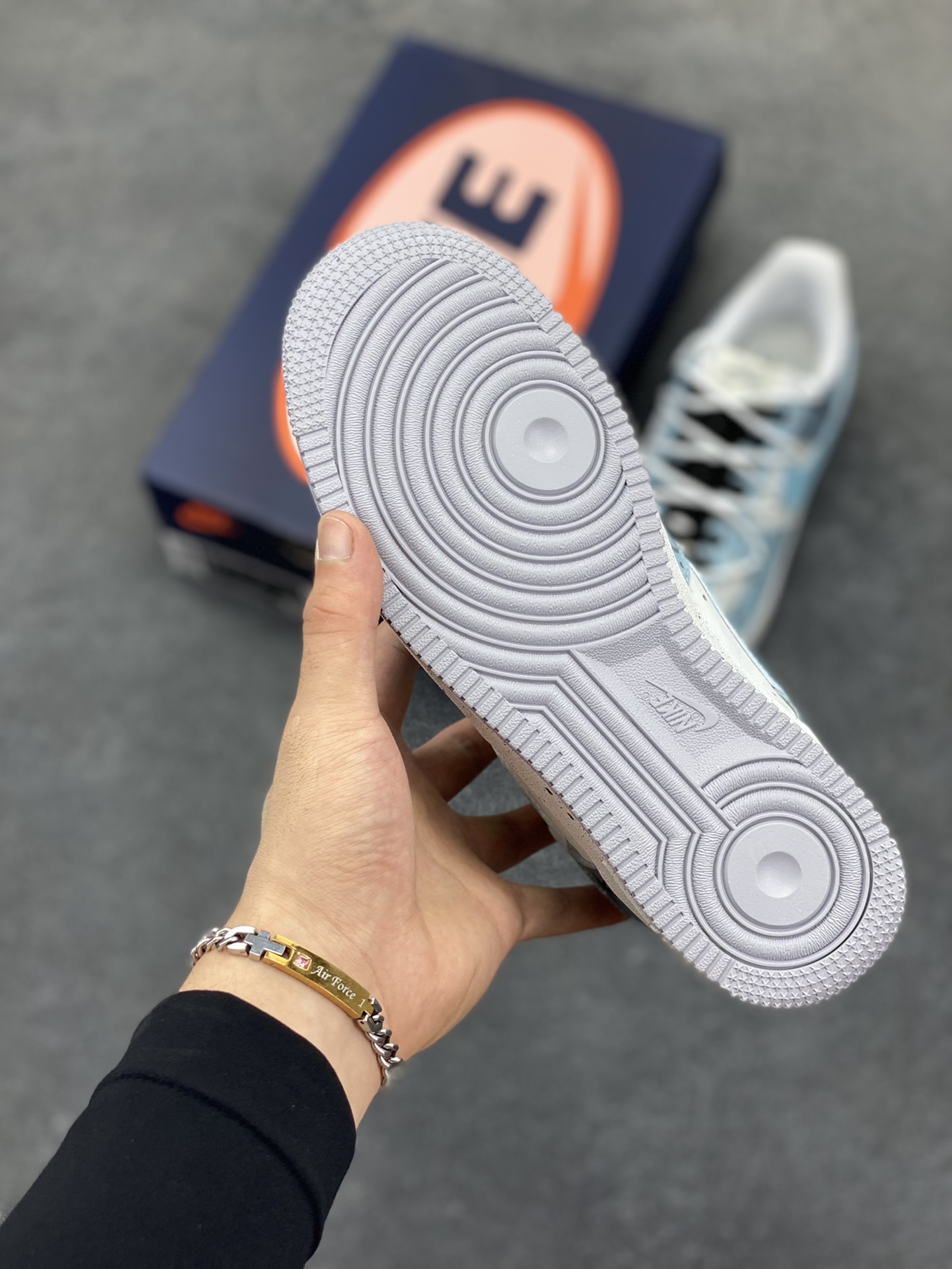 图片[5]-手绘涂鸦“星芒轨迹”“Starry Sky Trajectory”空军一号定制板鞋 整双鞋以简洁的浅灰色与纯净的白色作为主色调，营造出一种清冷而又神秘的氛围，恰似夜空的底色。鞋面上那些看似随意却又精心绘制的涂鸦线条，犹如星芒在夜空中划过留下的轨迹。每一道线条、每一抹笔触，都仿佛带着神秘的力量，引领着人们去探寻未知的潮流宇宙 货号：CW1888-006 尺码：36 36.5 37.5 38 38.5 39 40 40.5 41 42 42.5 43 44 44.5 45-选品中心