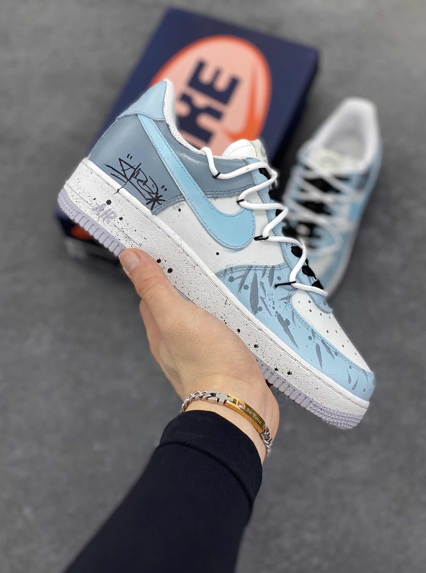 手绘涂鸦“星芒轨迹”“Starry Sky Trajectory”空军一号定制板鞋 整双鞋以简洁的浅灰色与纯净的白色作为主色调，营造出一种清冷而又神秘的氛围，恰似夜空的底色。鞋面上那些看似随意却又精心绘制的涂鸦线条，犹如星芒在夜空中划过留下的轨迹。每一道线条、每一抹笔触，都仿佛带着神秘的力量，引领着人们去探寻未知的潮流宇宙 货号：CW1888-006 尺码：36 36.5 37.5 38 38.5 39 40 40.5 41 42 42.5 43 44 44.5 45-选品中心