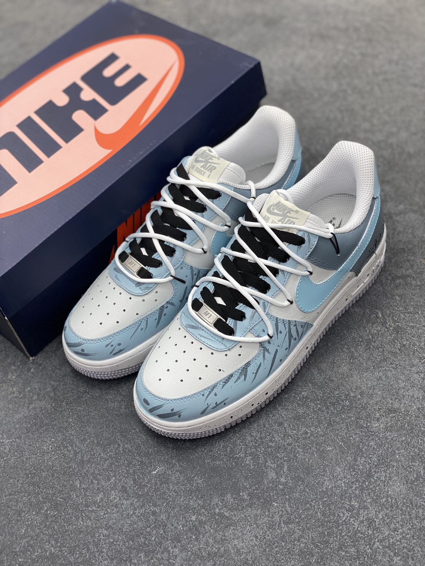 图片[8]-手绘涂鸦“星芒轨迹”“Starry Sky Trajectory”空军一号定制板鞋 整双鞋以简洁的浅灰色与纯净的白色作为主色调，营造出一种清冷而又神秘的氛围，恰似夜空的底色。鞋面上那些看似随意却又精心绘制的涂鸦线条，犹如星芒在夜空中划过留下的轨迹。每一道线条、每一抹笔触，都仿佛带着神秘的力量，引领着人们去探寻未知的潮流宇宙 货号：CW1888-006 尺码：36 36.5 37.5 38 38.5 39 40 40.5 41 42 42.5 43 44 44.5 45-选品中心