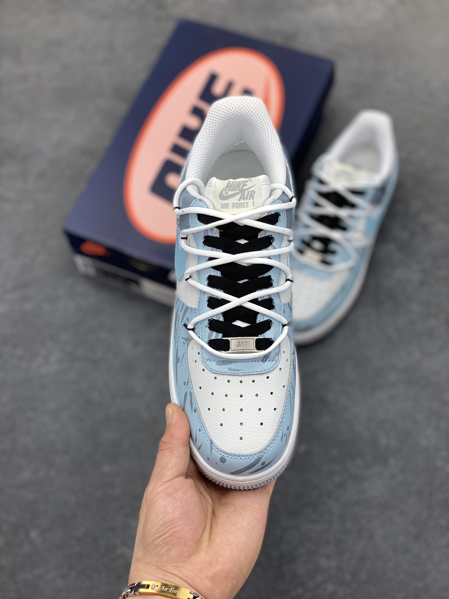 图片[2]-手绘涂鸦“星芒轨迹”“Starry Sky Trajectory”空军一号定制板鞋 整双鞋以简洁的浅灰色与纯净的白色作为主色调，营造出一种清冷而又神秘的氛围，恰似夜空的底色。鞋面上那些看似随意却又精心绘制的涂鸦线条，犹如星芒在夜空中划过留下的轨迹。每一道线条、每一抹笔触，都仿佛带着神秘的力量，引领着人们去探寻未知的潮流宇宙 货号：CW1888-006 尺码：36 36.5 37.5 38 38.5 39 40 40.5 41 42 42.5 43 44 44.5 45-选品中心