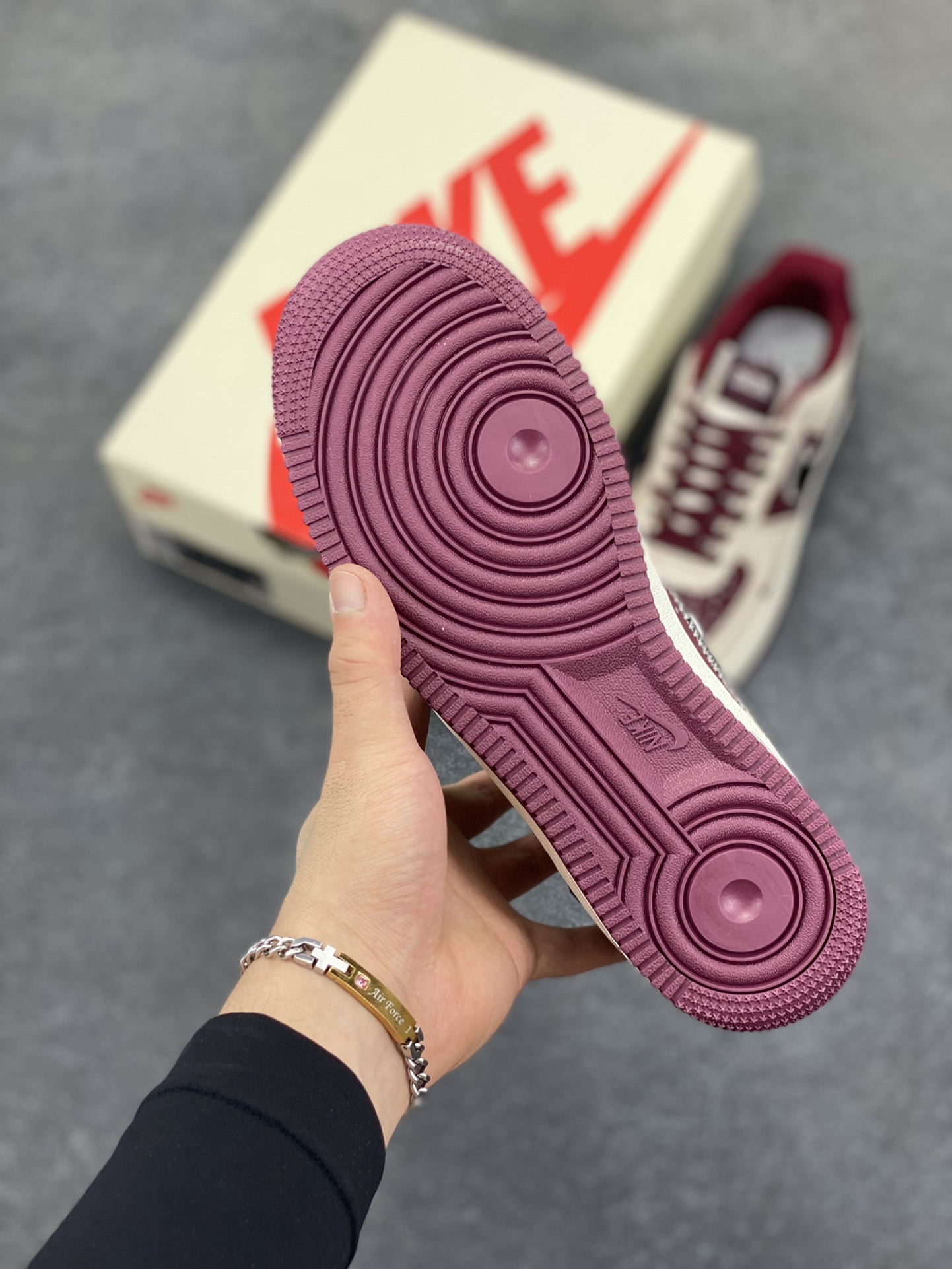 图片[5]-Nike Air Force 1 Low 空军一号低帮百搭休闲运动板鞋。柔软、弹性十足的缓震性能和出色的中底设计，横跨复古与现代的外型结合，造就出风靡全球三十多年的Force 1，直到今天还深受青睐。 货号：KK1988-046 尺码：36 36.5 37.5 38 38.5 39 40 40.5 41 42 42.5 43 44 44.5 45-选品中心
