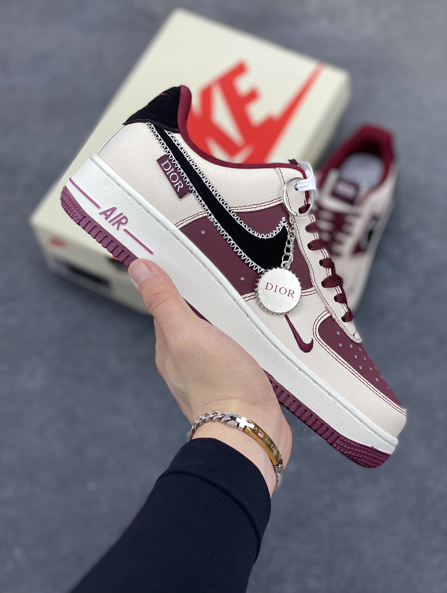 Nike Air Force 1 Low 空军一号低帮百搭休闲运动板鞋。柔软、弹性十足的缓震性能和出色的中底设计,横跨复古与现代的外型结合,造就出风靡全球三十多年的Force 1,直到今天还深受青睐。 货号:KK1988-046 尺码:36 36.5 37.5 38 38.5 39 40 40.5 41 42 42.5 43 44 44.5 45-选品中心