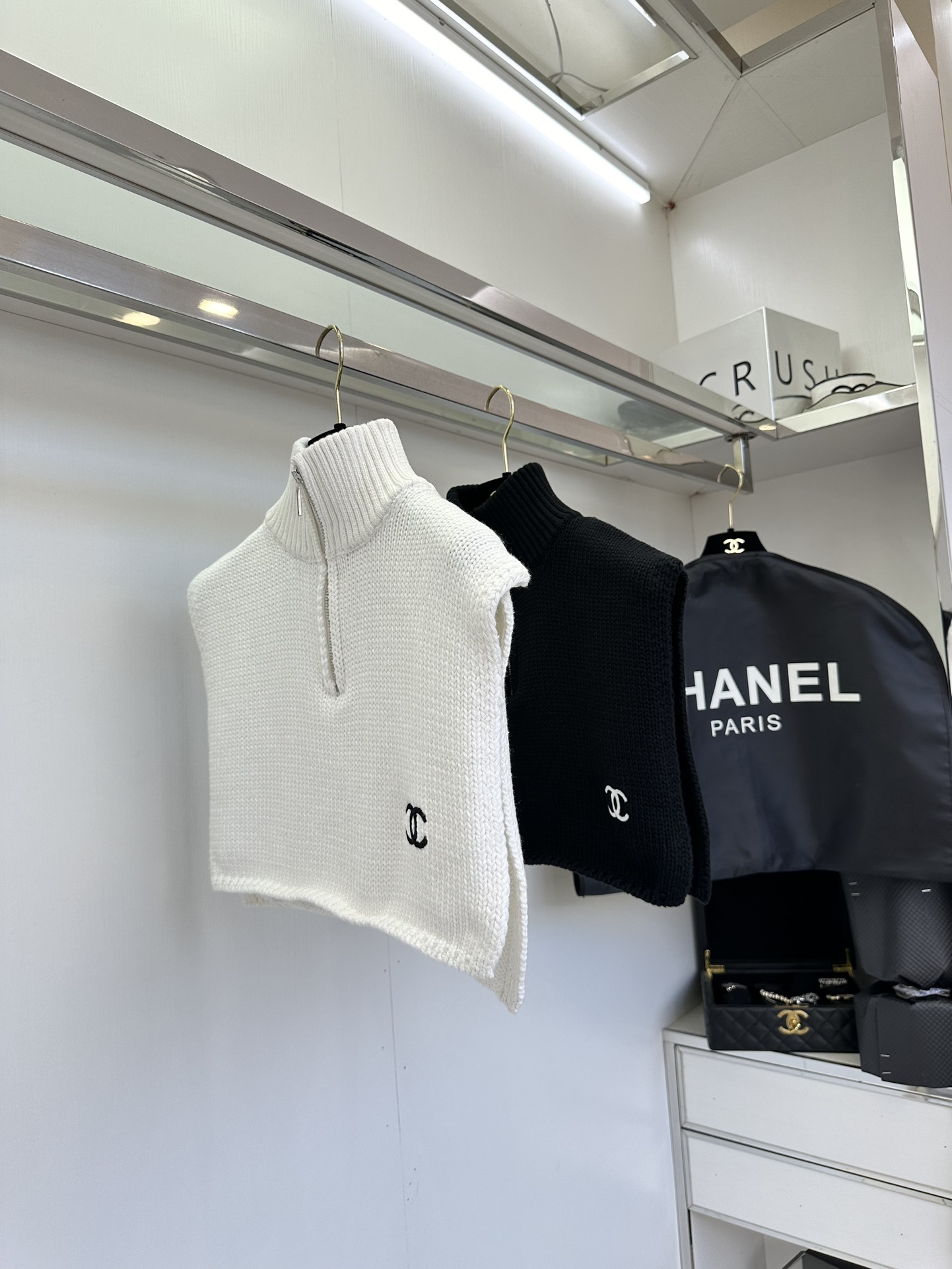 Chanel Cashmere Turtleneck Collar - Stylish & Versatile Layering Piece 3 i1753582696 8268 1