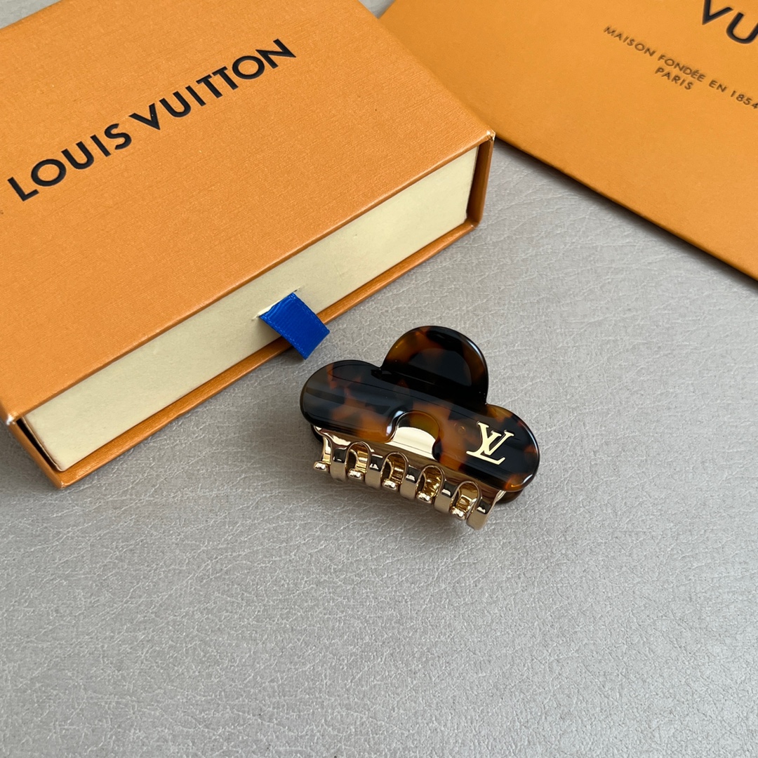 【】 独家上新
💓Lv 拆包vintage纯手工打造中古发夹 🧸
用Lv包包裁剪出来的小发夹，喜欢中古系