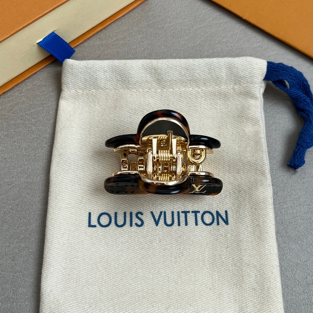 【】 独家上新
💓Lv 拆包vintage纯手工打造中古发夹 🧸
用Lv包包裁剪出来的小发夹，喜欢中古系