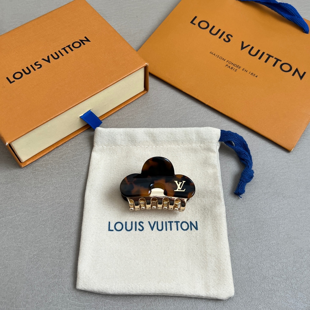 【】 独家上新
💓Lv 拆包vintage纯手工打造中古发夹 🧸
用Lv包包裁剪出来的小发夹，喜欢中古系