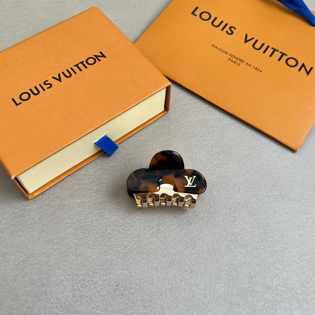 【】 独家上新
💓Lv 拆包vintage纯手工打造中古发夹 🧸
用Lv包包裁剪出来的小发夹，喜欢中古系
