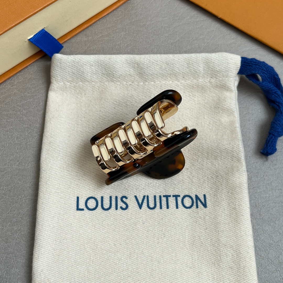 【】 独家上新
💓Lv 拆包vintage纯手工打造中古发夹 🧸
用Lv包包裁剪出来的小发夹，喜欢中古系