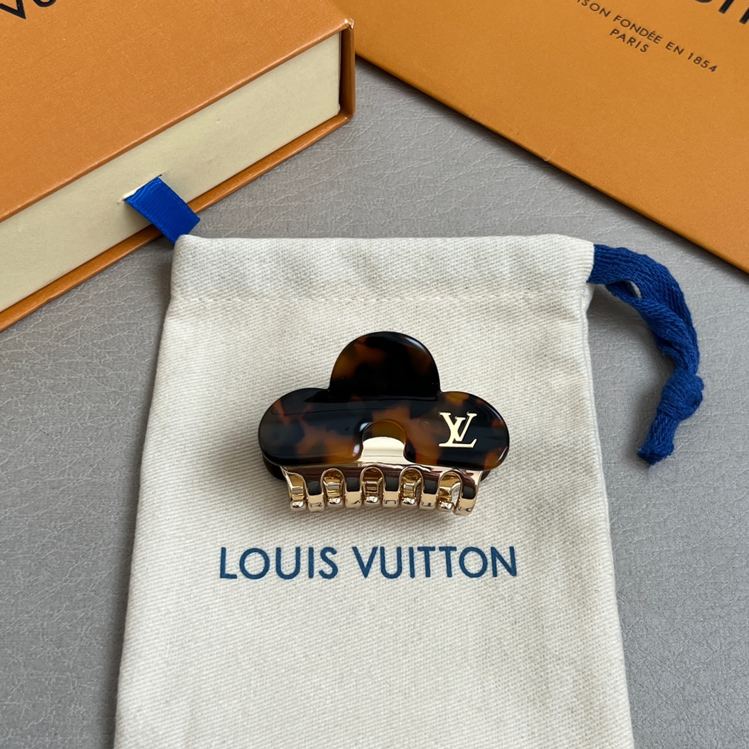 【】 独家上新
💓Lv 拆包vintage纯手工打造中古发夹 🧸
用Lv包包裁剪出来的小发夹，喜欢中古系