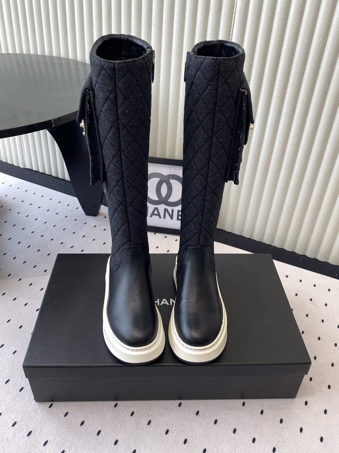 NO:443657,CHANEL 2025s autumn and winter series thick-soled high-soled boots, the two styles of high tube and short simplicity are made of imported cowhide, with an external height of 5cm, which makes the legs look longer. The boots are made of Chanel's classic diamond pattern, plus a small bag that can be opened to fit small things. Xiao Meimei especially likes it. This is a popular style created by Chanel this autumn and winter. With the traditional inner zipper, it is easy to wear and is super comfortable. This autumn and winter must-have. The upper material is imported cowhide with diamond microfiber, washed denim. Consistently authentic. The original Italian TPU foamed sole. Size: 35-39 (40 customized, no return or replacement), boots, chanel, chanel, boots, cowhide19860909CHANEL 2025s秋冬系列厚底高短靴,高筒和矮简两款分别用进囗牛皮打造,外增高度5cm超显腿长, 靴简沿用了香奈儿的经典菱格纹,加上可打开装小东西的小包包,小美美特别喜欢,这是香奈儿今年秋冬打造的爆款,加上传统内侧拉链,容易上脚,超级舒服,今年秋冬必备款  鞋面材质进囗牛皮配菱格超纤,水洗牛仔布 一致正品 大底原版意大利TPU发泡大底 码数:35-39 (40定做不退不换),靴子,chanel,chanel,boots,cowhide,Women's Shoes