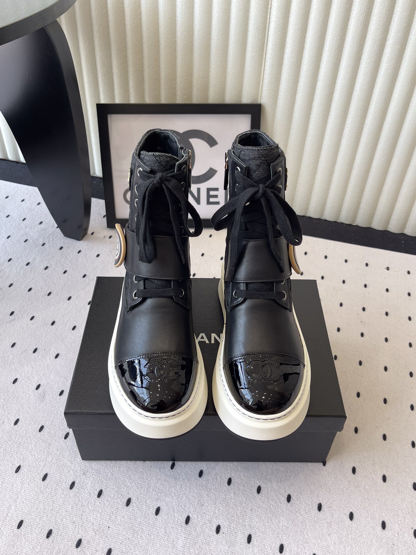 NO:443646,CHANEL 2025s autumn and winter series thick-soled high-soled boots, the two styles of high tube and short simplicity are made of imported cowhide, with an external height of 5cm, which makes the legs look longer. The boots are made of Chanel's classic diamond pattern, plus a small bag that can be opened to fit small things. Xiao Meimei especially likes it. This is a popular style created by Chanel this autumn and winter. With the traditional inner zipper, it is easy to wear and is super comfortable. This autumn and winter must-have. The upper material is imported cowhide with diamond microfiber, washed denim. Consistently authentic. The original Italian TPU foamed sole. Size: 35-39 (40 customized, no return or replacement), boots, chanel, chanel, boots, cowhide19860909CHANEL 2025s秋冬系列厚底高短靴,高筒和矮简两款分别用进囗牛皮打造,外增高度5cm超显腿长, 靴简沿用了香奈儿的经典菱格纹,加上可打开装小东西的小包包,小美美特别喜欢,这是香奈儿今年秋冬打造的爆款,加上传统内侧拉链,容易上脚,超级舒服,今年秋冬必备款  鞋面材质进囗牛皮配菱格超纤,水洗牛仔布 一致正品 大底原版意大利TPU发泡大底 码数:35-39 (40定做不退不换),靴子,chanel,chanel,boots,cowhide,Women's Shoes