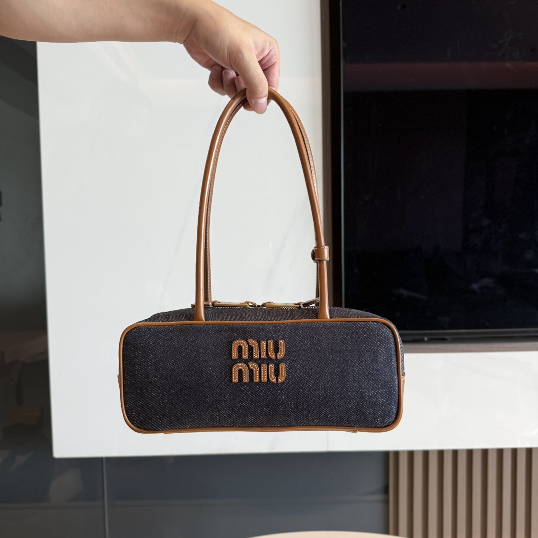 P640 miu Beau”牛仔系列，结合 法式精致感 + 牛仔自由态度的调性 松弛廓形 慵懒不羁 立体托底结构｜书籍咖啡不再东倒西歪 内袋暗藏玄机｜口红钥匙秒现的温柔心机 5BB173 尺寸：28×11.5×8cm