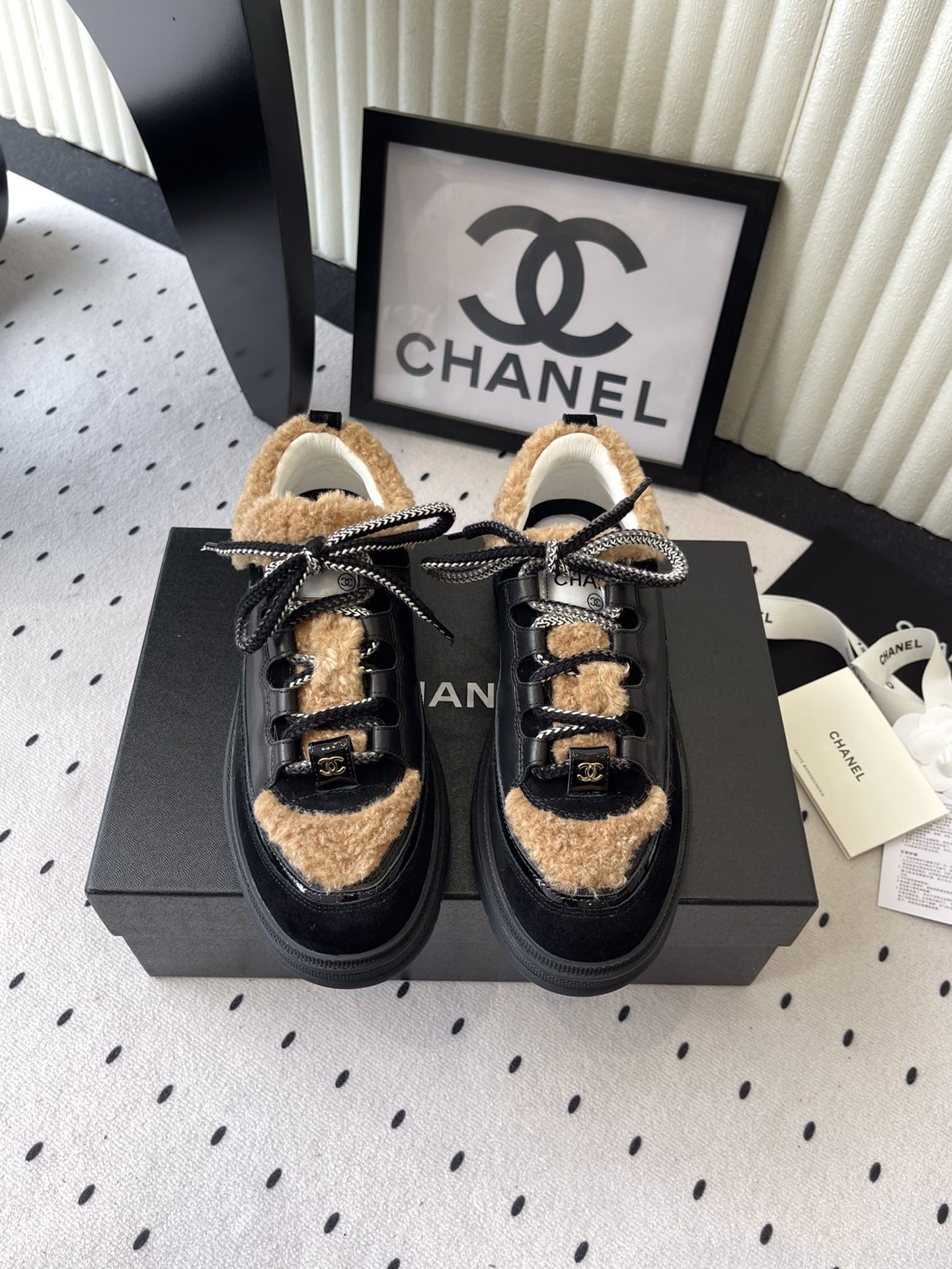 NO:443652,Chanel new thick-soled sneakers, top-level version, genuine product development, one-to-one replica, early spring new double C square round-toe lace-up casual shoes Logo low-key and full of high-end feeling, cowhide upper cowhide spliced ​​cow leather back velvet, inner breathable mesh, original sole open molded sole Size: 35-40, casual shoes/sports shoes, chanel, sneakers, cowhide19860909Chanel新款厚底运动鞋 顶级版 正品开发 一比一复刻 早春新款双C方圆头系带休闲鞋 Logo 低调且高级感满满 鞋面牛皮拼接牛反绒 内里透气网面 鞋底原版开模大底 Size:35-40,休闲鞋/运动鞋,chanel,sneakers,cowhide,Women's Shoes
