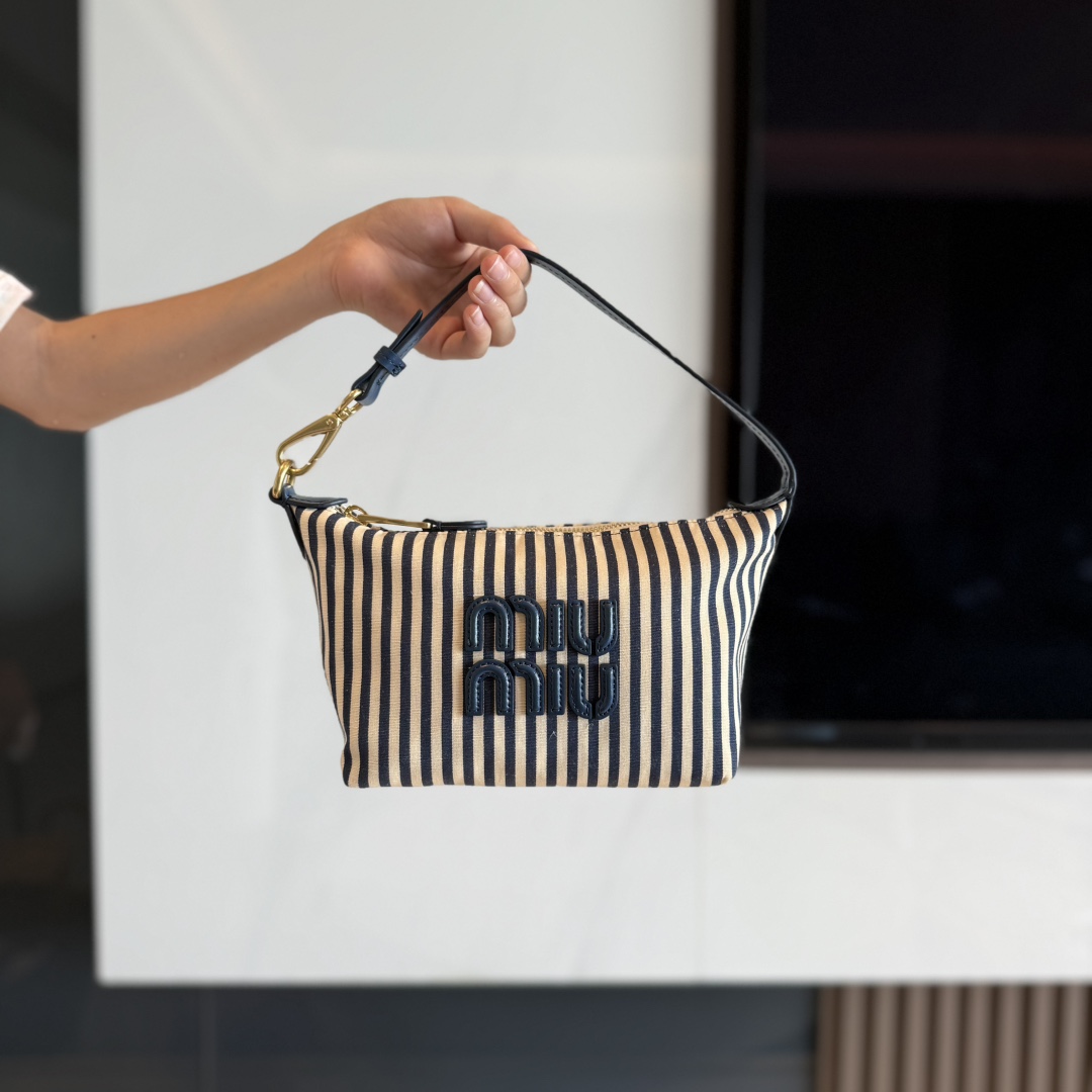P440 Mi* Mi* confeccionado en gabardina de sarga a 45° 𝗚𝘂𝗮𝗱𝗮𝗮𝗴𝗻𝗶 serie lona, contiene fibra de lana, ligero co…