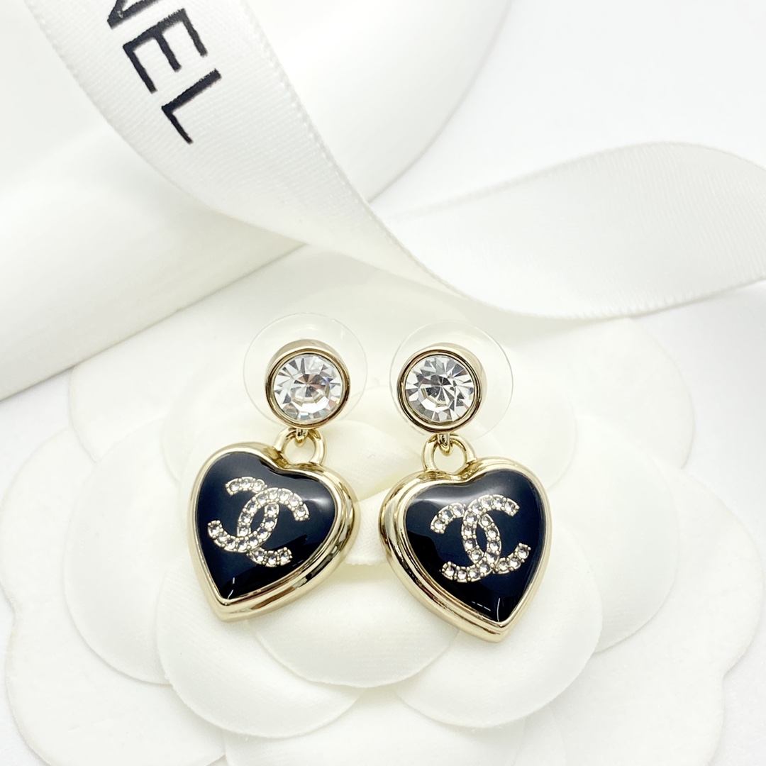 Código E3151 0346825 🛍Pendientes de Chanel más vendidos🔥Novedad🆕🆕🆕 😎CHAN 25 corazón de amor negro y dorado vintag…