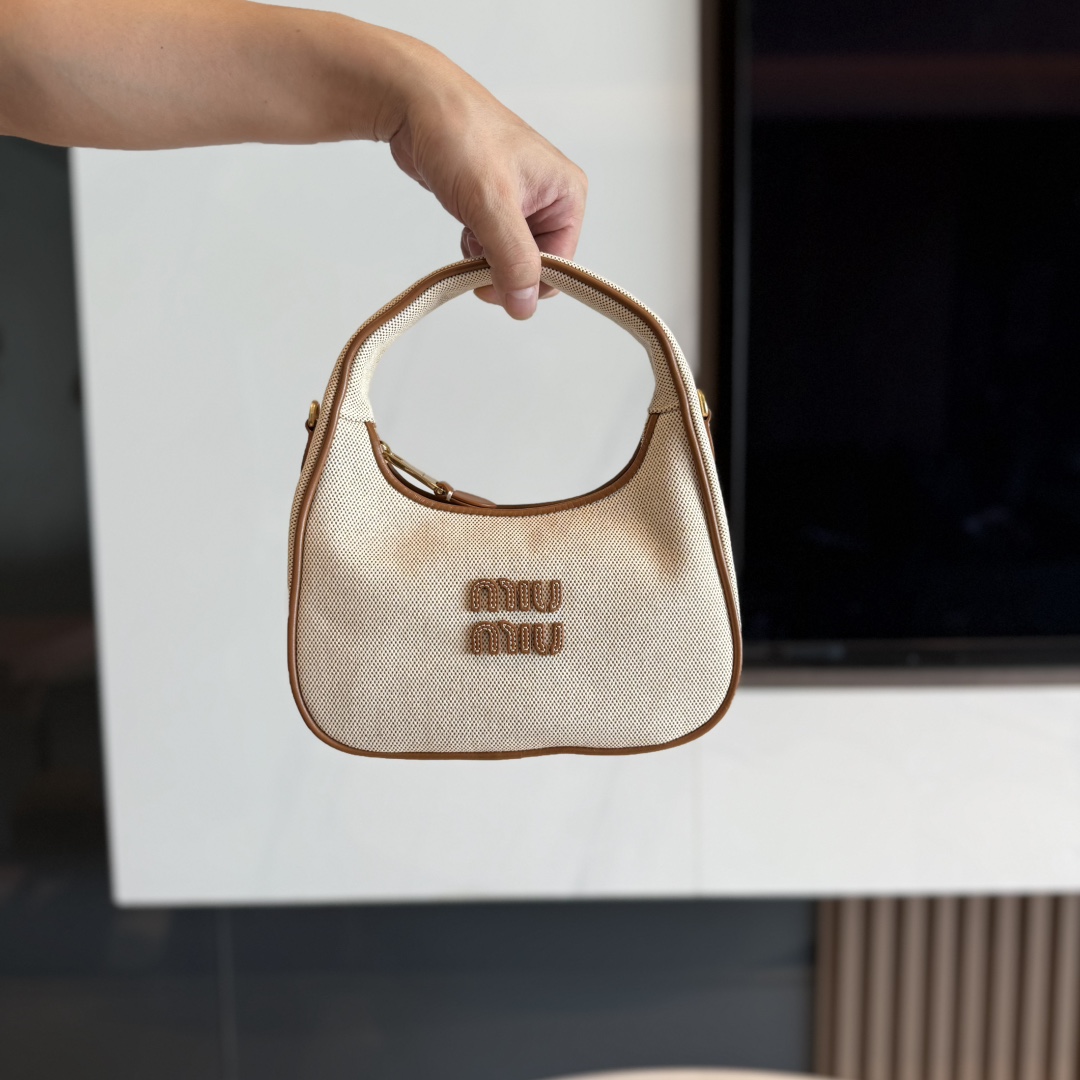 P540 Miu nuevo serie «Gymnasium», bolso luna wander de lona, con borde marrón añadido, imprescindible de moda urbana (i…