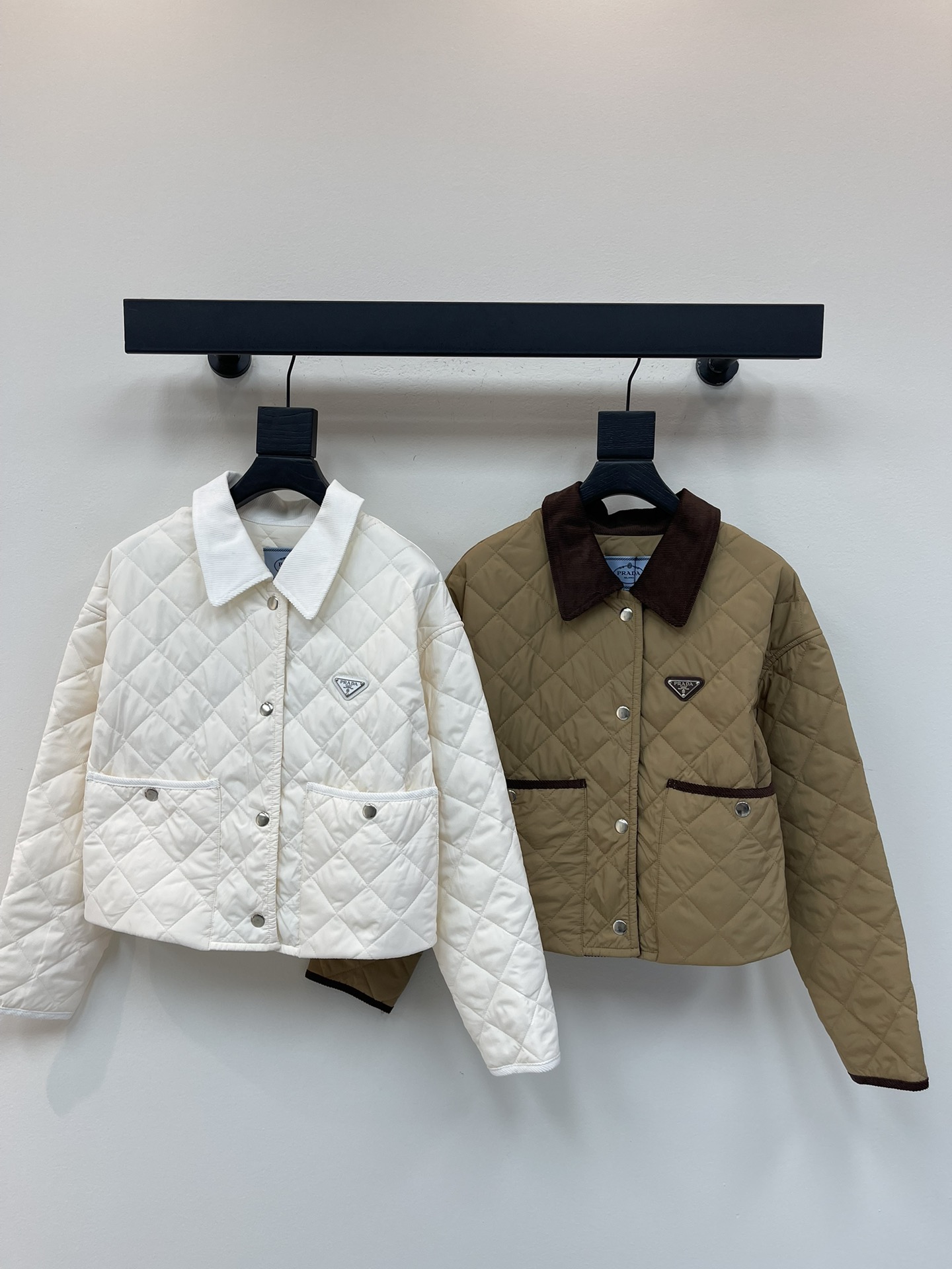 NO:456195,Prad*25 autumn and winter new corduroy collar plaid short cotton jacket Customized YB outer windproof waterproof nylon material inner down cotton filling The whole piece is light and warm The lapel short down jacket jacket design Sassy and cool to protect the cold and practically full The whole body is diamond-shaped embossed shape Spliced ​​corduroy collar edges in the same color Add three-dimensional outfit in the large-capacity pocket on both sides The iconic triangular metal logo decoration on the chest presents the brand concept The upper body is light and fashionable The casual match with jeans and casual pants are very integrated with warmth and fashionable The early autumn season-changing small jacket The thin filling of velvet makes the shape more three-dimensional Restore YB Customized surface accessories SML, prada, jeans, jackets & coats, jackets & coats, down jacket, alexander wang19860909Prad*25秋冬新款灯芯绒领格纹短款棉服外套 定制YB外层防风防水尼龙材质 内里羽绒棉填充 整件轻盈保暖 翻领短款羽绒夹克外套设计 飒爽御寒实用性拉满 通体采用菱形压纹造型 拼接同色系灯芯绒领边 双侧大容量口袋增添立体穿搭 胸前标志性三角金属徽标装饰 呈现品牌理念 上身轻盈时尚 随意搭配牛仔裤休闲裤都非常 集保暖与时髦一体 早秋换季小外套 薄薄的充绒让形态更立体 还原YB 定制面辅料 SML,,prada,jeans,jackets & coats,jackets & coats,down jacket,alexander wang,Women's clothing