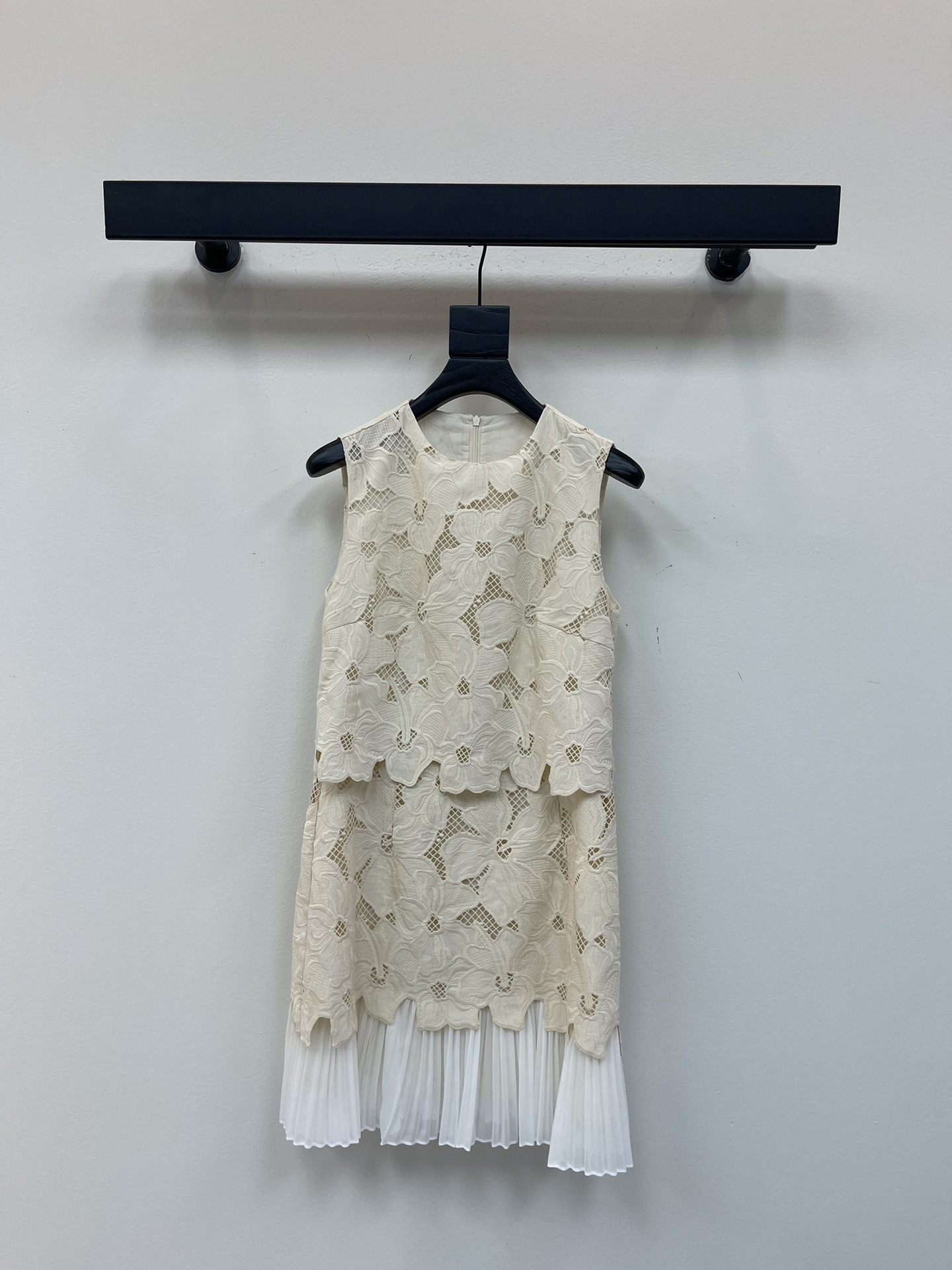 NO:456210,Valentin*25 spring and summer new sweet style apricot flower embroidered hollow vest sleeveless dress. The hem of the skirt is spliced ​​and pleated. The upper body is full of three-dimensional walking style. The fake two-piece sleeveless round neck to modify the shoulder line and arm line, making the shoulder shape look more beautiful. The lively girl style must be versatile this season. SML, valentino, skirts, alexander wang19860909Valentin*25春夏新品甜美风杏色花卉刺绣镂空背心无袖连衣裙 裙身下摆拼接压褶做法上身立体感十足走路带风 假两件无袖圆领修饰肩线和手臂线条 显得肩型更挺更好看 灵动少女风本季必入百搭单品 SML,,valentino,skirts,alexander wang,Women's clothing