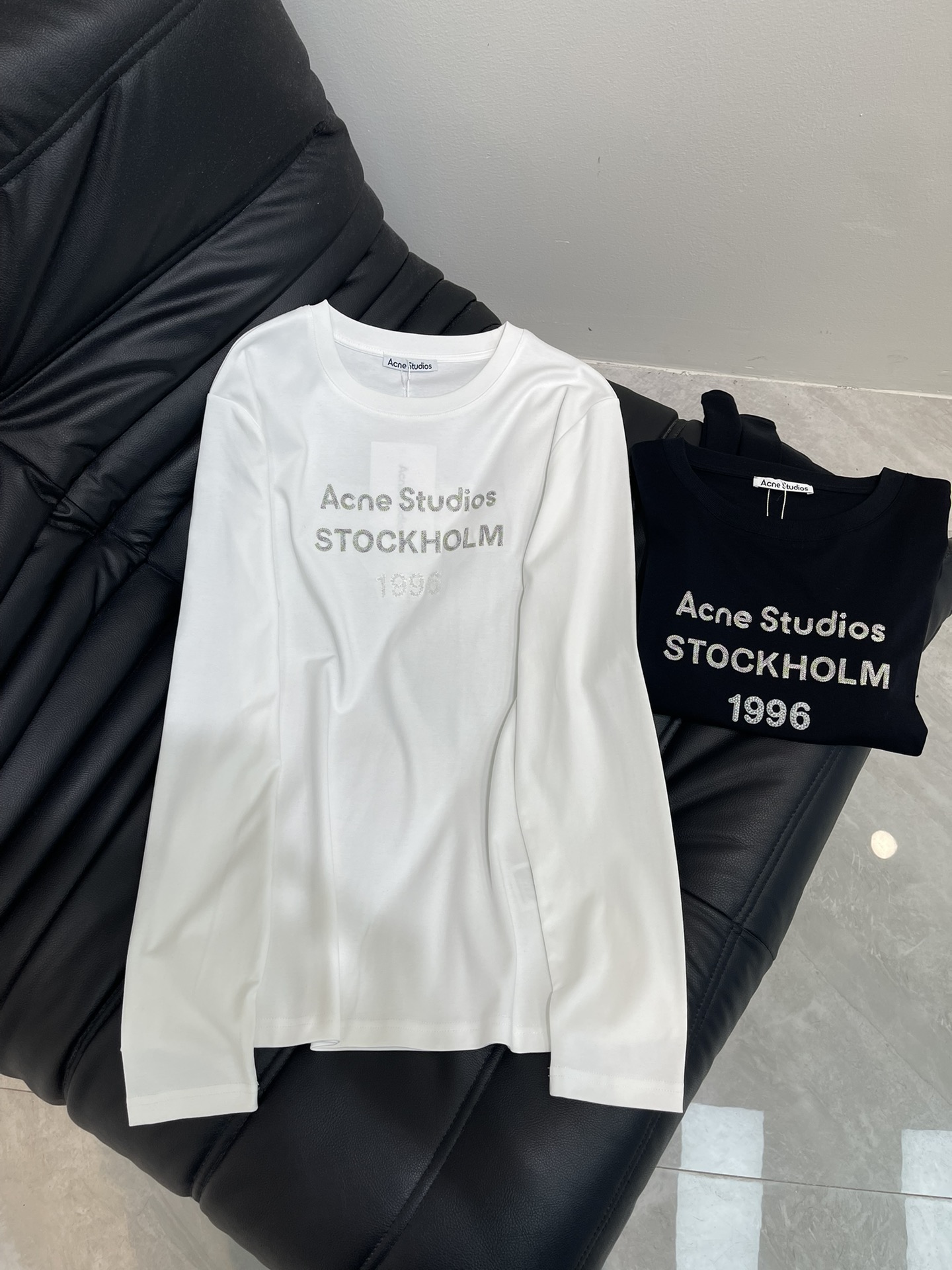 NO:456200,Acne studio*25 early autumn new round neck letter long sleeve base shirt Customized YB twill cotton material Comfortable texture and easy to wear Round neck long sleeve base cut Round neck long sleeve base cut The iconic letter logo decoration on the chest adds luxury Get rid of boring monotony Embroidery with delicate lace makes it more exquisite Regular style tailoring Modify the body, slim and high-end outfits, elegant autumn and winter inner wear, daily commuting, date and leisure SML, acne studios,dior,alexander wang19860909Acne studio*25早秋新款圆领字母长袖打底衫 定制YB斜纹全棉材质 质感舒适 弹力好穿 圆领长袖打底裁剪 胸前标志性字母标装饰 增添奢华感 摆脱无聊的单调 刺绣配合细致花边更显精致 常规版型剪裁 修饰身形 穿搭显瘦高级 尽显优雅秋冬内搭 日常通勤约会休闲都 SML,,acne studios,dior,alexander wang,Women's clothing