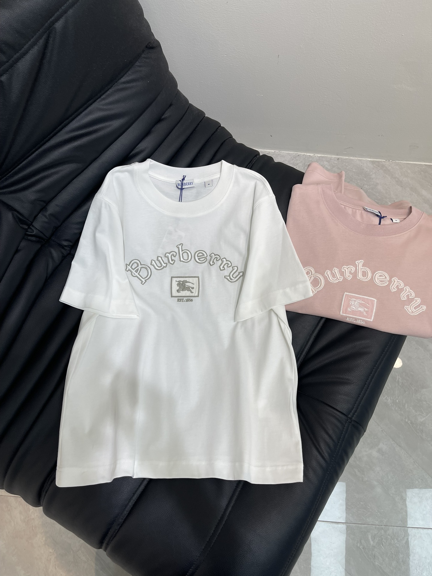 NO:456189,BURBERR*25 early autumn new round neck embroidered war horse short-sleeved T-shirt custom YB native cotton material breathable and comfortable, full texture. Regular short-sleeved T-shirt cut highlights the brand style. Made of gram-weight pure cotton, slightly elastic, and slim visual effect. Embroidered letters war horse logo pattern on the chest. The brand's own fashion sense is instantly created. Create a casual style at will. The inner wear is brilliant and fashionable. SML, burberry, T-shirt,tees, t-shirt,alexander wang19860909BURBERR*25早秋新款圆领刺绣战马短袖T恤 定制YB原生全棉材质 透气舒适 质感十足 常规短袖T恤裁剪 凸显品牌格调 采用克重纯棉制成 略带有弹力 呈现显瘦视觉效果 胸前点缀刺绣字母战马徽标图案 品牌自带的时尚感立现 随心打造休闲风格 单穿内搭都出彩时髦 SML,,burberry,T-shirt,tees，t-shirt,alexander wang,Women's clothing