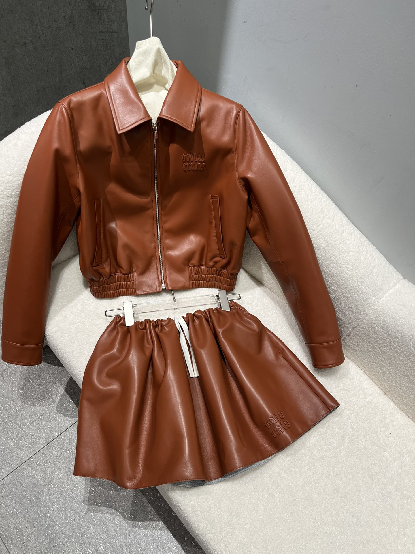 NO:777562,Jacket, skirt 420. Composite technology, leather is very textured. Size S- Xxl, very textured, Miu Miu-clothing, skirts, jackets & coats,19860909外套,裙子420.复合工艺,皮料非常有质感 尺寸S- Xxl码,非常有质感,缪缪-服装,skirts,jackets & coats,,Women's clothing