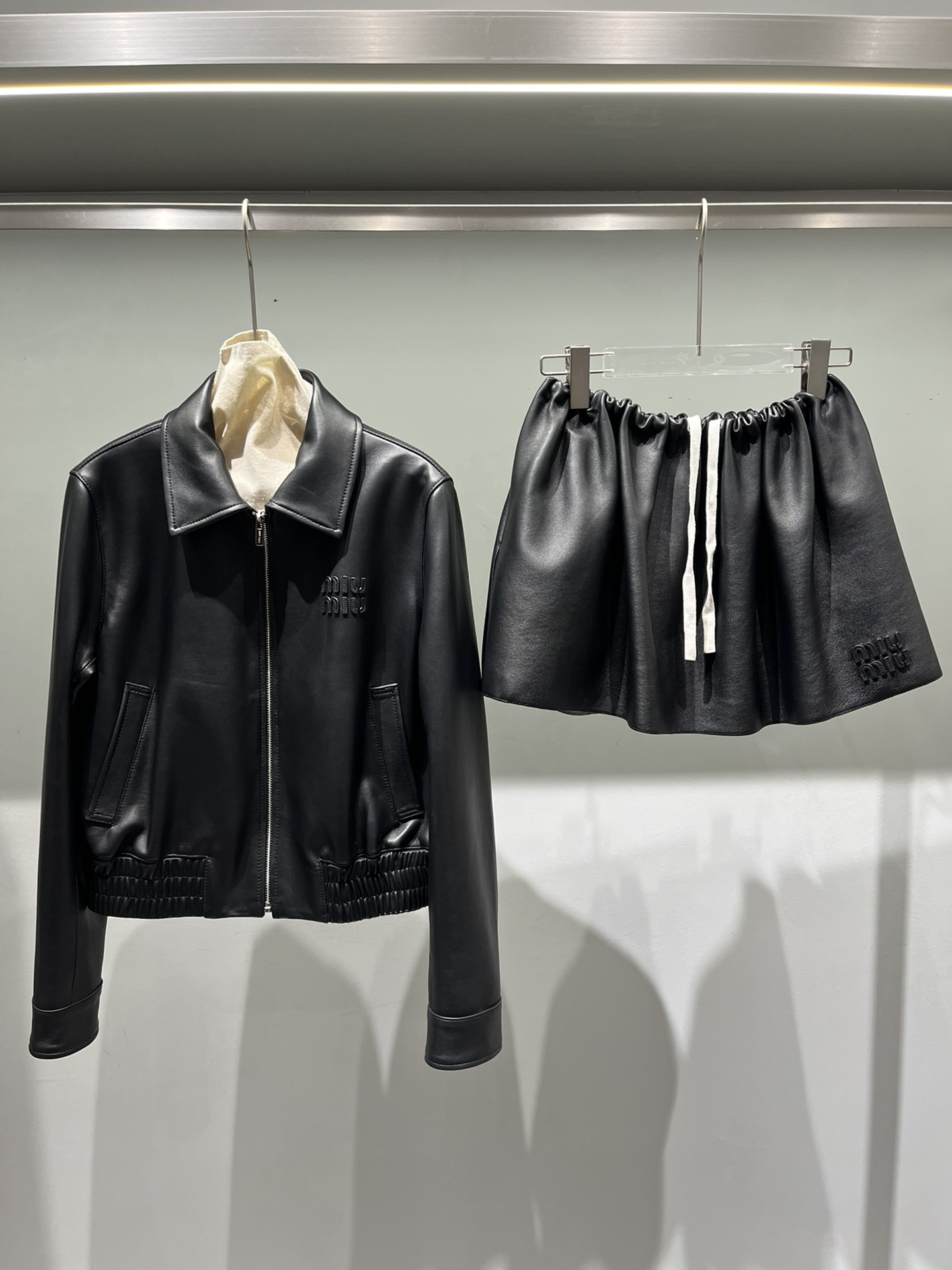 NO:777541,Jackets, skirts 420. Composite technology, the leather is very textured, Miu Miu-clothing, skirts, jackets & coats,19860909外套,裙子420.复合工艺,皮料非常有质感,缪缪-服装,skirts,jackets & coats,,Women's clothing