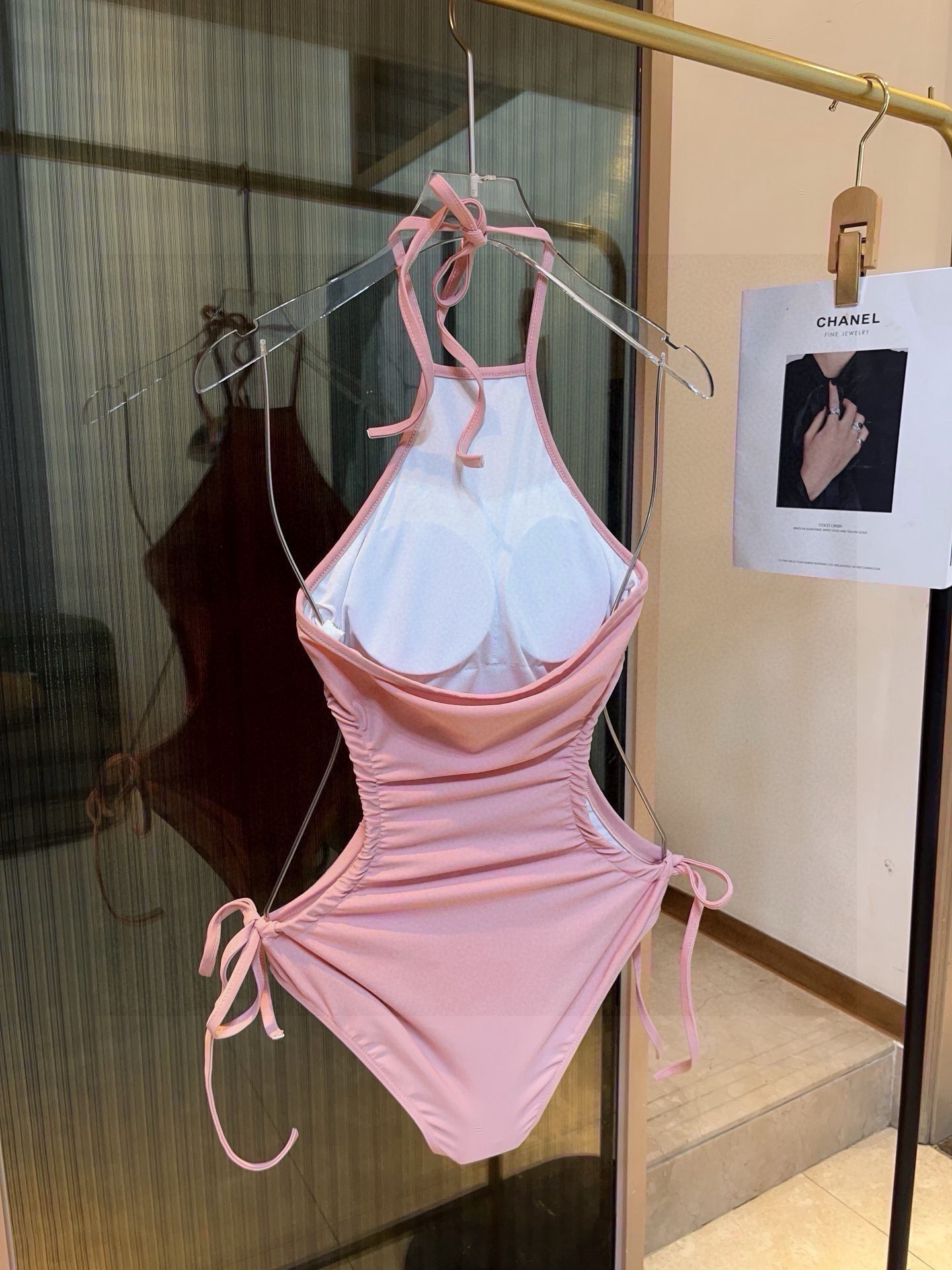 🆕

缪缪miumiu新款连体泳衣😍🥰适合多种场景的游泳衣🏊‍♀️海边 游泳池 温泉 水上乐园 漂流都可