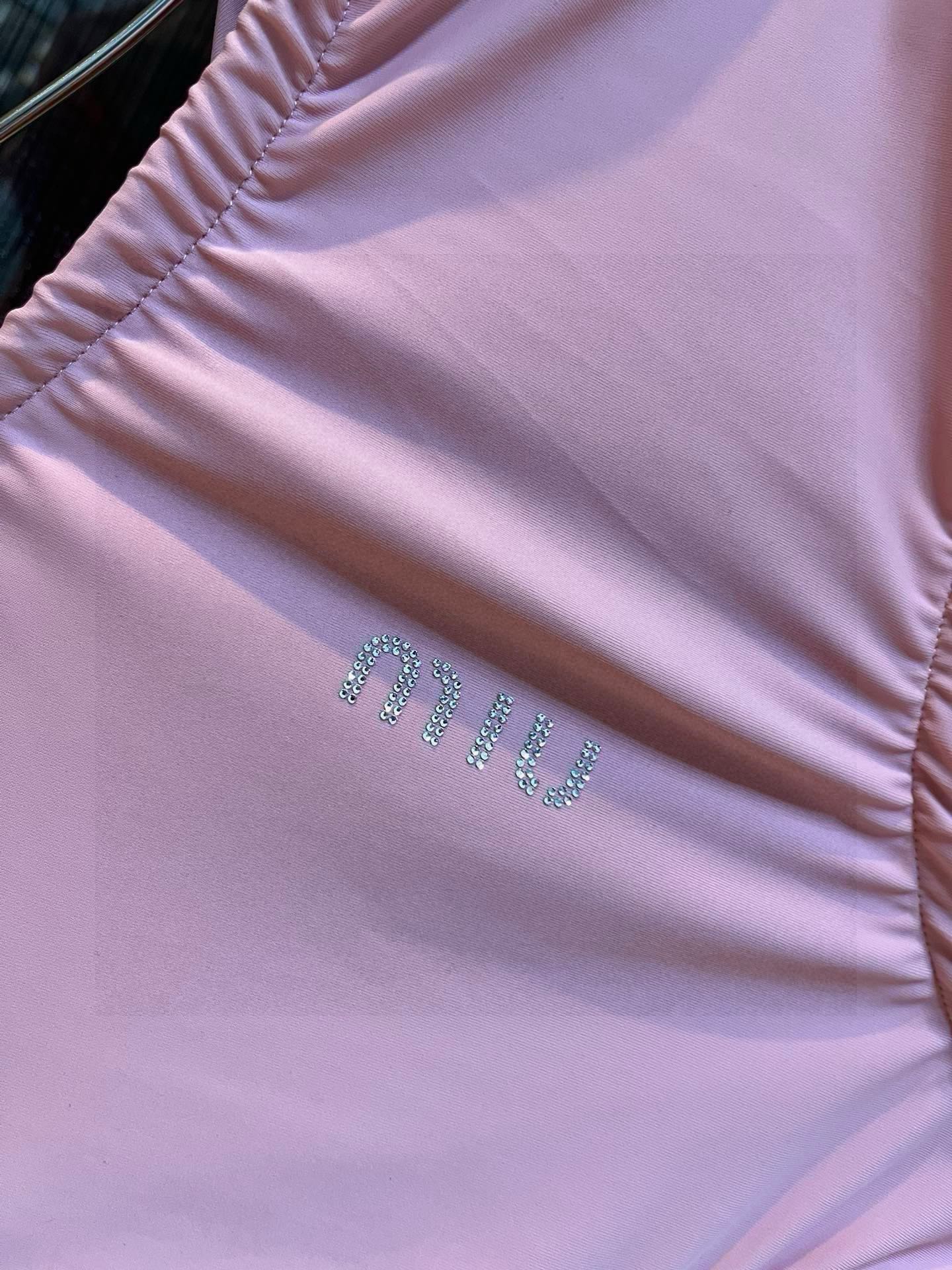 🆕

缪缪miumiu新款连体泳衣😍🥰适合多种场景的游泳衣🏊‍♀️海边 游泳池 温泉 水上乐园 漂流都可