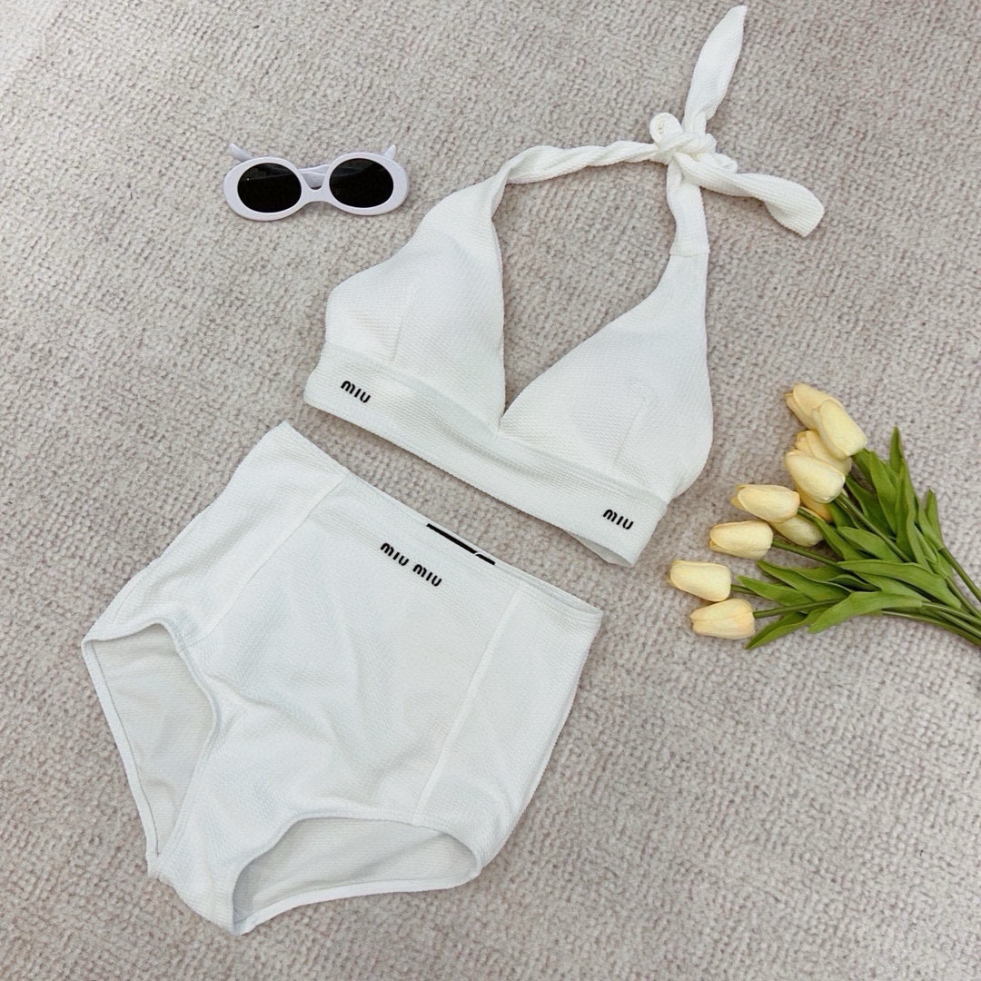 🆕
Chanel香奈儿新款连体泳衣  😍🥰适合多种场景的游泳衣🏊‍♀️海边 游泳池 温泉 水上乐园 漂流