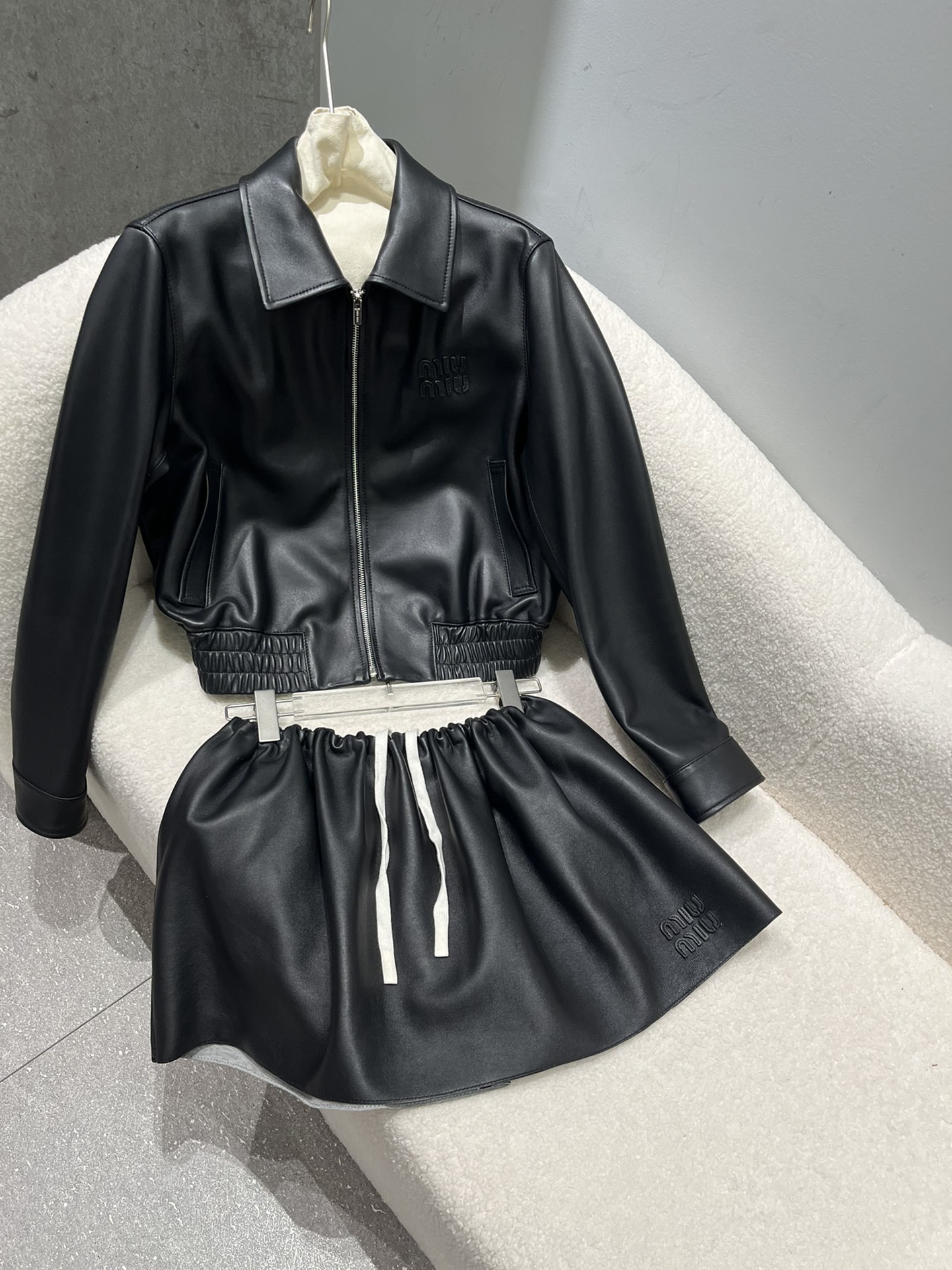 NO:777550,Jackets and skirts 420. Composite craftsmanship, the leather is very textured, the same black color, jackets and skirts can be purchased separately, Miu Miu-clothing, skirts, jackets & coats,19860909外套,裙子420.复合工艺,皮料非常有质感 同款黑色,外套和裙子可以分开购买,缪缪-服装,skirts,jackets & coats,,Women's clothing