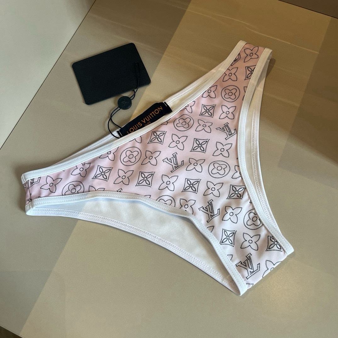 🆕 
LV比基尼👙❤️😍🥰适合多种场景的游泳衣🏊‍♀️海边 游泳池 温泉 水上乐园 漂流都可以😌内搭外穿