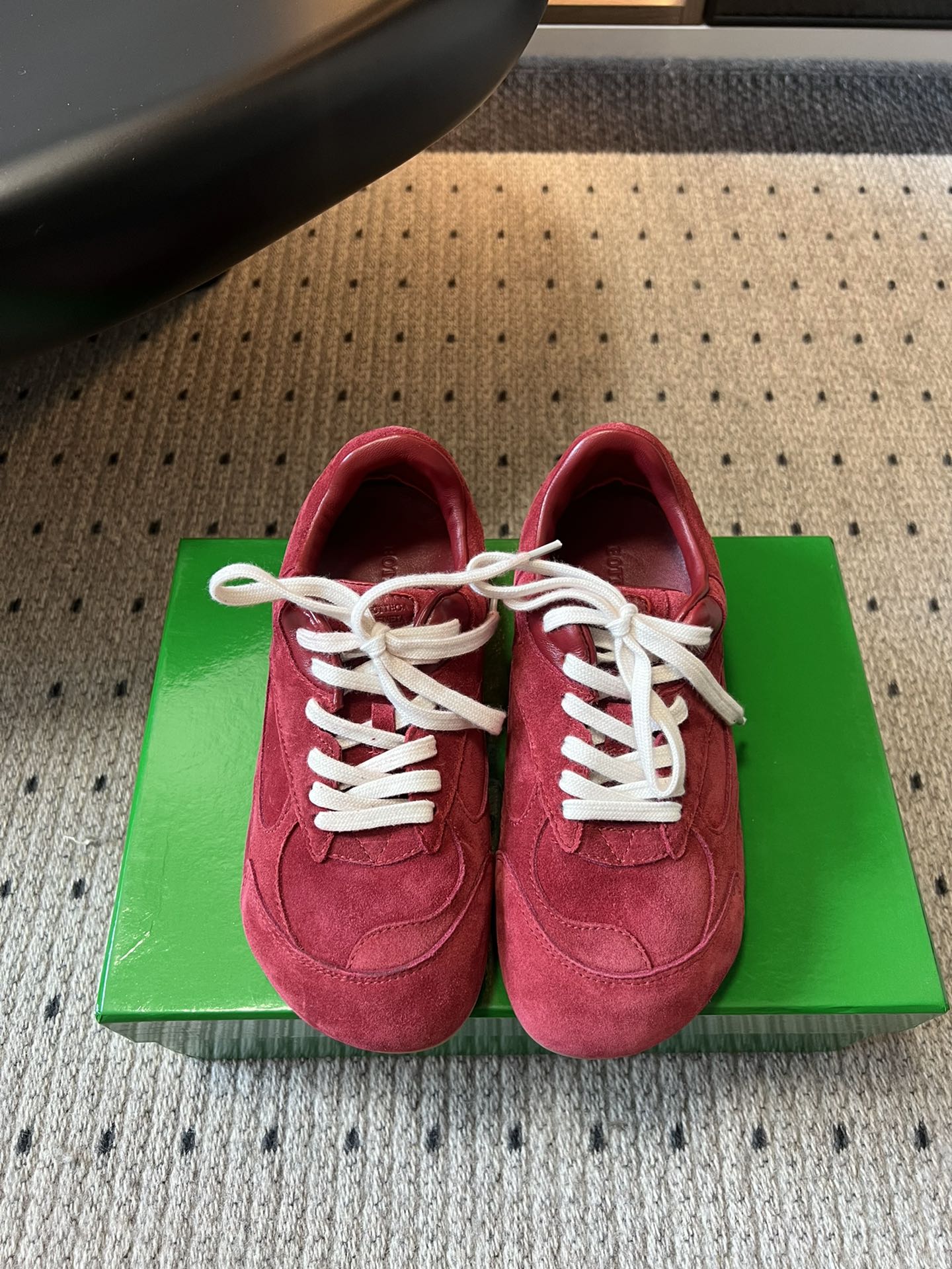 NO:447875,Bottega Veneta BV25ss new Forrest Gump shoes German training sneakers Sneaker technology nylon and suede are made of, inspired by retro sneakers, a new interpretation of classic sneakers, a light, comfortable and breathable summer essential item. Whether it is matched with jeans or skirts, the style is switched without pressure! Speaking of comfort, these shoes are also quite outstanding! Suede material makes the feet feel softer and suitable for long-term wear. Even if you are shopping, you won’t feel tired. This detail really touched me!  Material suede inner sheepskin, original open molded sole Size# women's 35-40 (40 custom made without return or exchange), casual shoes/sports shoes, bottega veneta, bottega veneta, sneakers, skirts, jeans, sheepskin, chamois leather19860909Bottega Veneta BV25ss新款 阿甘鞋 德训运动鞋 Sneaker科技尼龙和绒面打造,灵感来自复古球鞋,全新演绎经典运动鞋,轻便、舒适、透气的夏季必备单品 无论是搭配牛仔裤还是裙子,风格切换毫 无压力!说到舒适感,这双鞋也是相当出色!麂皮材质让脚感更柔软,适合长时间穿着,即便是逛街也不会觉得累.这个细节真是打动了我！ 材质麂皮 内里羊皮 大底原版开模大底 Size#女35-40（40订做不退换）,休闲鞋/运动鞋,bottega veneta,bottega veneta,sneakers,skirts,jeans,sheepskin,chamois leather,Women's Shoes