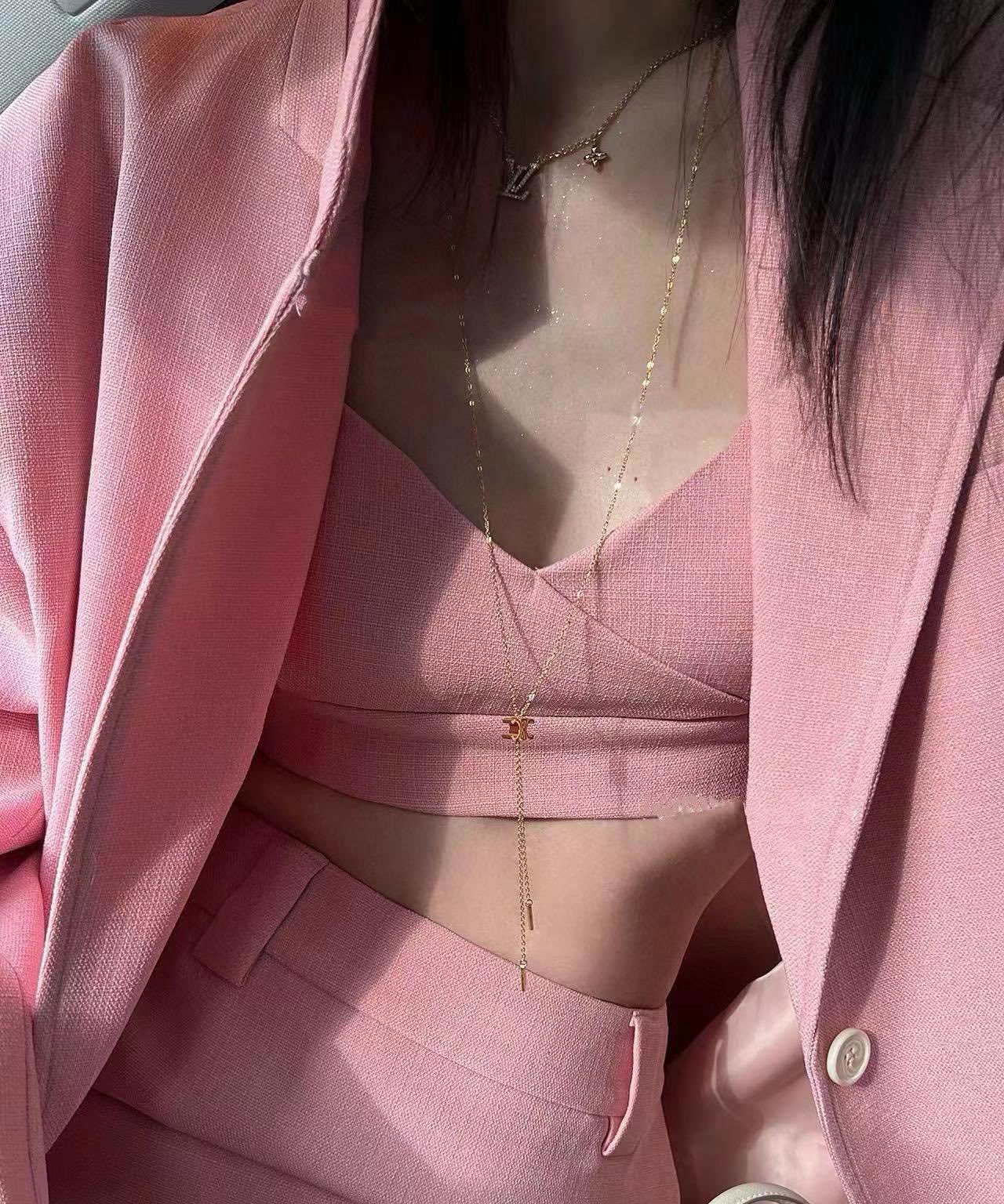 NO:380983,The popular Celine Arc de Triomphe Necklace This necklace is very fun, Celine LOGO can be adjusted up and down. Pulling down is an ordinary necklace, pulling up can have a long chain under the logo. I really like this atmospheric and high-end style that can be matched all year round, jewelry quality, celine, celine, necklace19860909爆款赛琳绝美凯旋门项链 這一條項鍊很好玩,Celine LOGO是可以調高調低的.往下拉就是普通項鍊,往上拉就可以有長長地鏈條在Logo下方超级喜欢这款大气上档次一年四季都可搭配,饰品精品,celine,celine,necklace,Jewelry