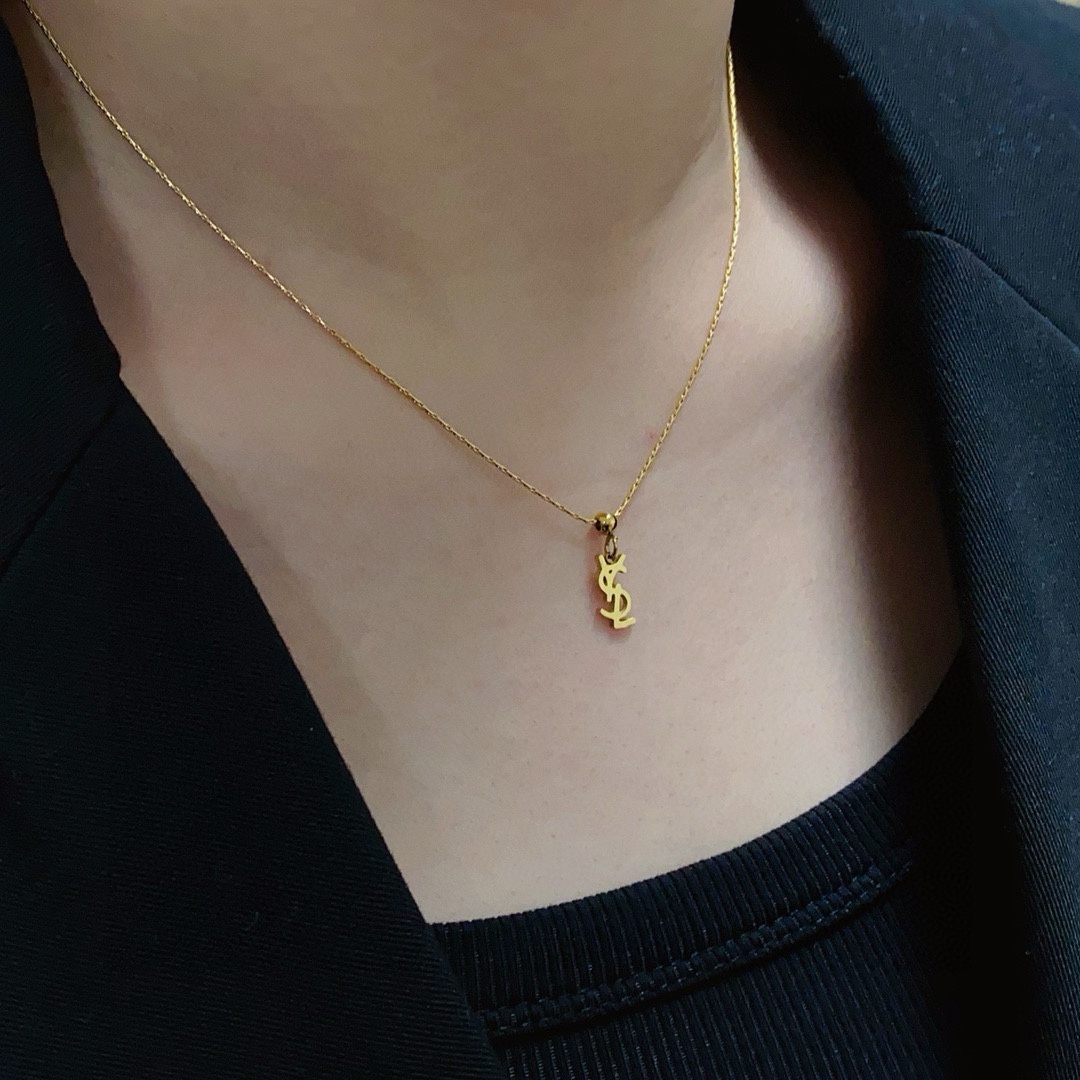 NO:380990,The latest YSL Saint Laurent alphabet fine necklace with logo original 14K imported stainless steel color-retaining material Yves Saint Laurent founded in 1961 Elegant abstract bold and chic design style makes it one of the famous brands in the luxury fashion industry. Leading the exquisite, fashionable and novel French fashion style. High quality, high-quality jewelry, saint laurent, saint laurent, saint laurent, saint laurent, saint laurent, necklace19860909最新款YSL 圣罗兰字母细项链尾标带logo原装14K进口精钢保色材质 Yves Saint Laurent 创立于1961年 优雅抽象大胆别致的设计风格使它成为奢华时尚界著名的品牌之一.引领精致、时尚、新颖的法国时尚风格.高品质,饰品精品,saint laurent,saint laurent,saint laurent,necklace,Jewelry