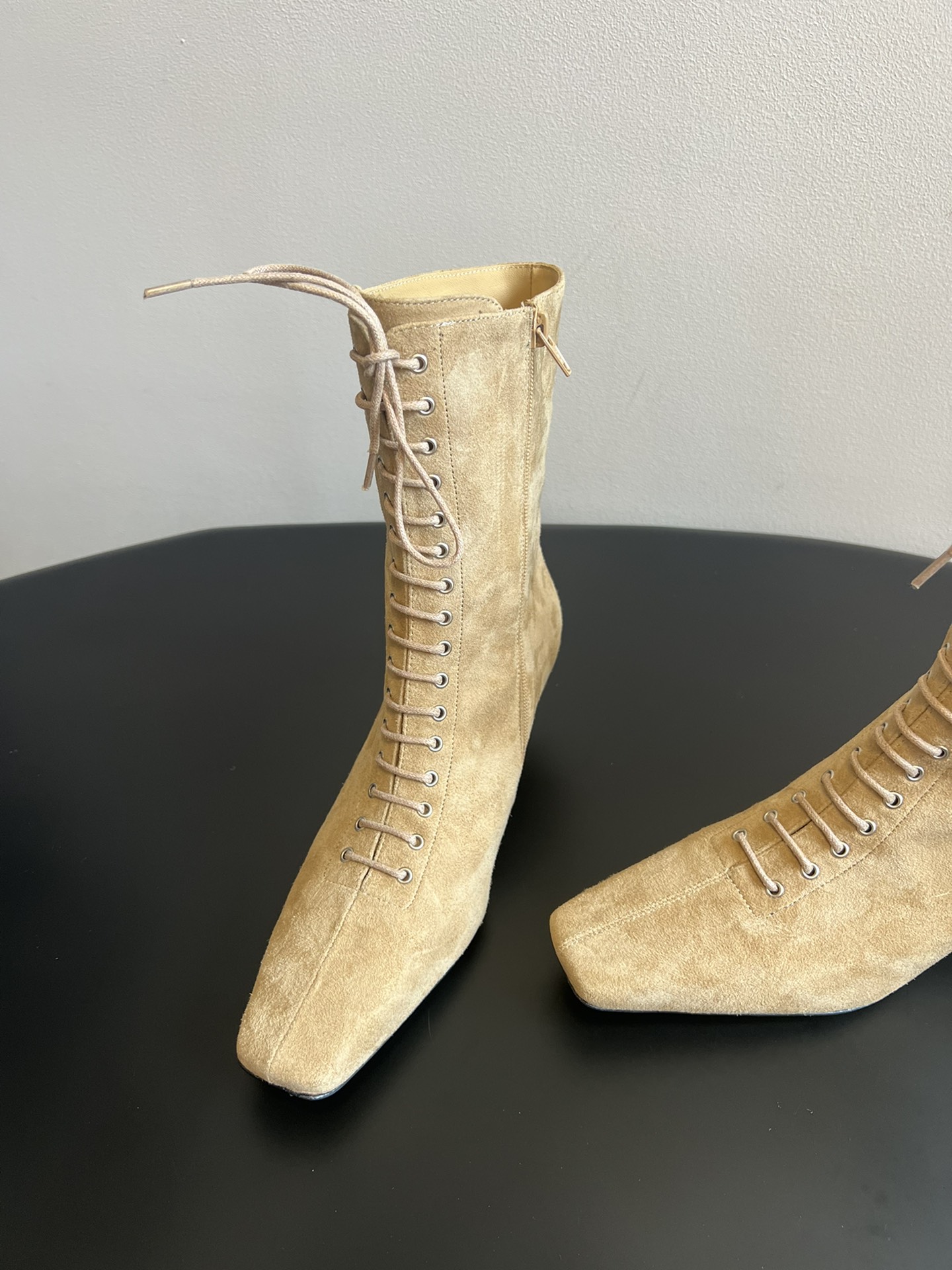 
Toteme 25SS 新款 方头绑带高跟靴

Toteme 的设计灵感源自瑞典的极简主义生活方式，强