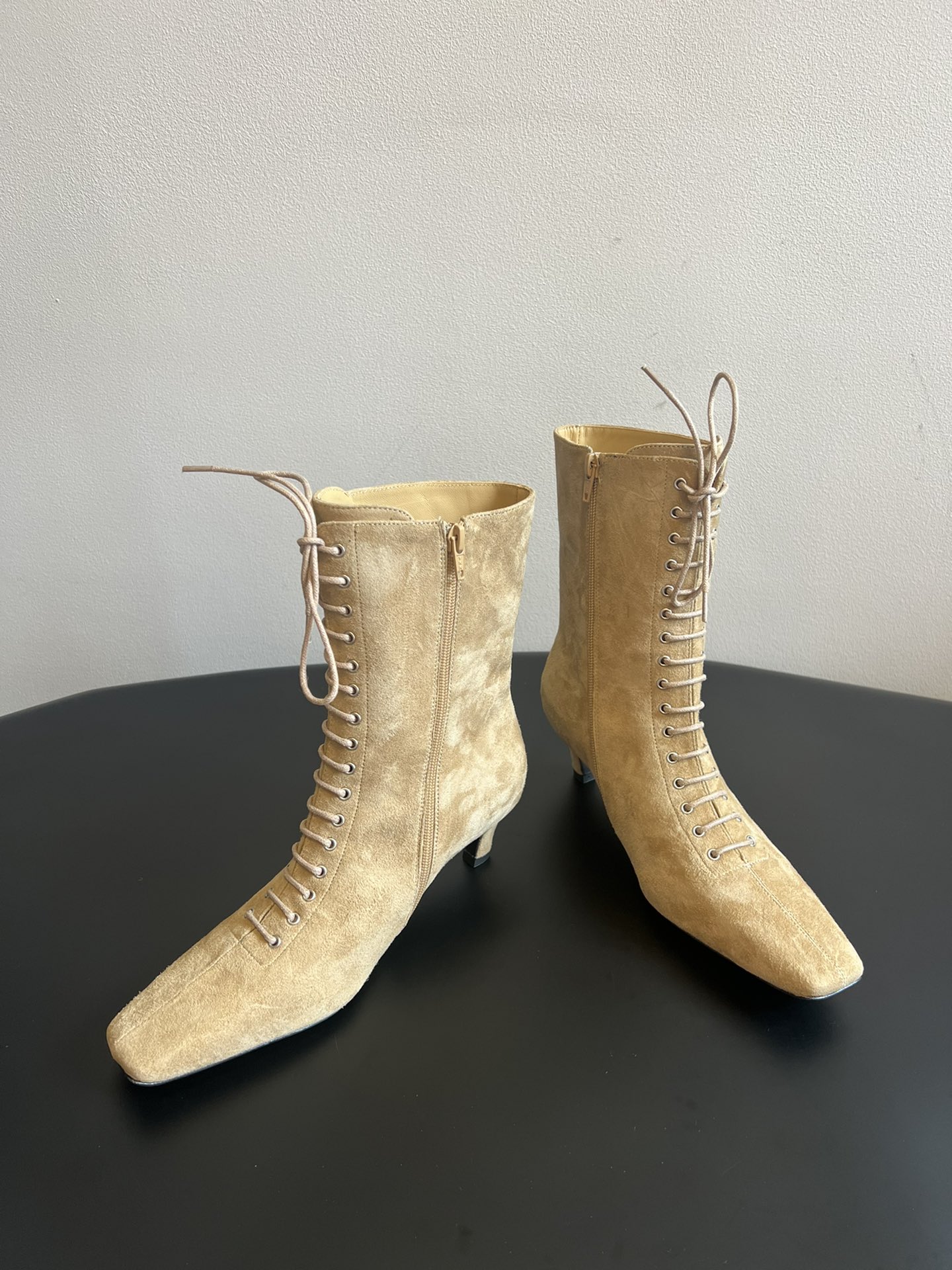 
Toteme 25SS 新款 方头绑带高跟靴

Toteme 的设计灵感源自瑞典的极简主义生活方式，强