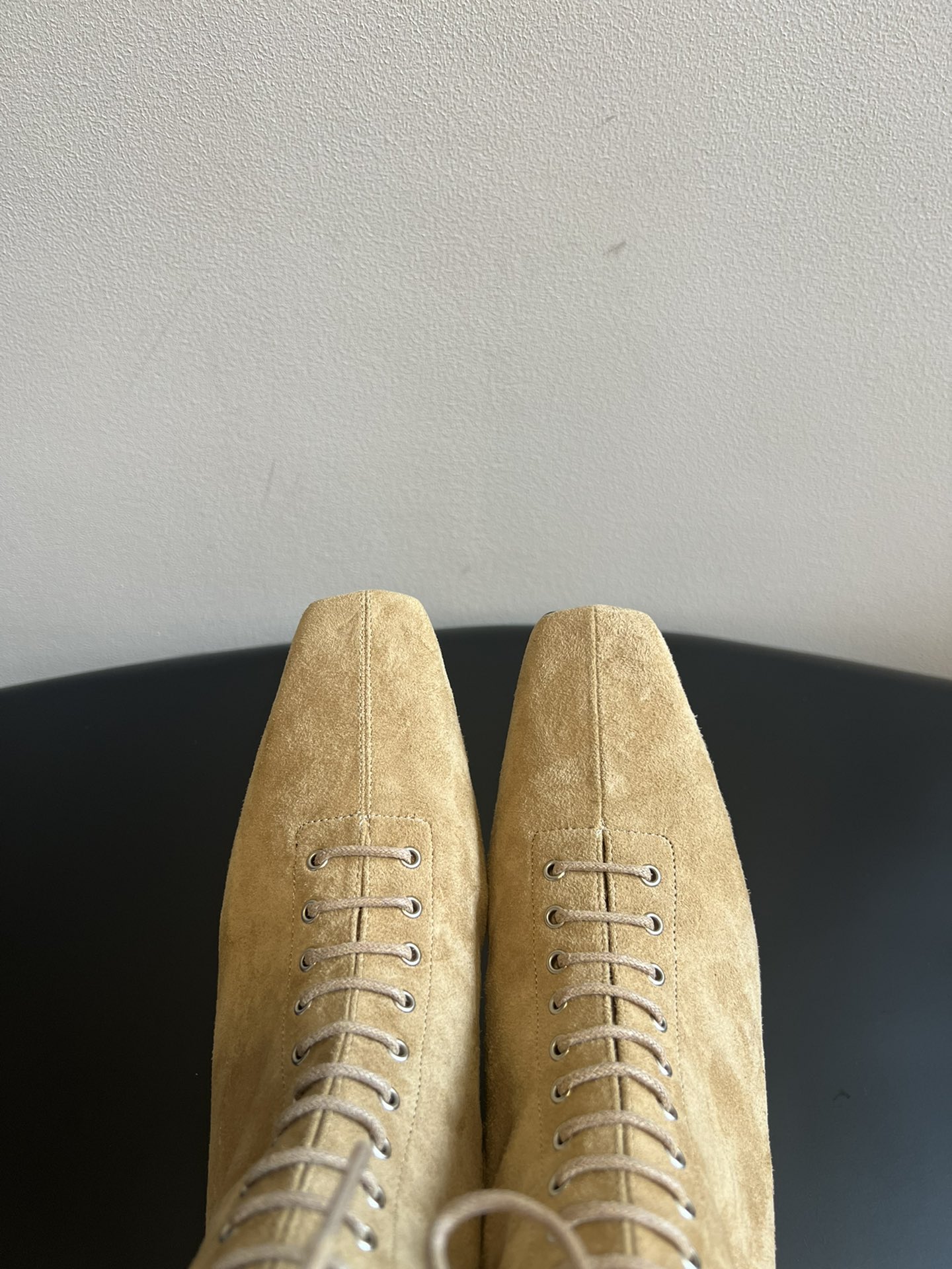 
Toteme 25SS 新款 方头绑带高跟靴

Toteme 的设计灵感源自瑞典的极简主义生活方式，强