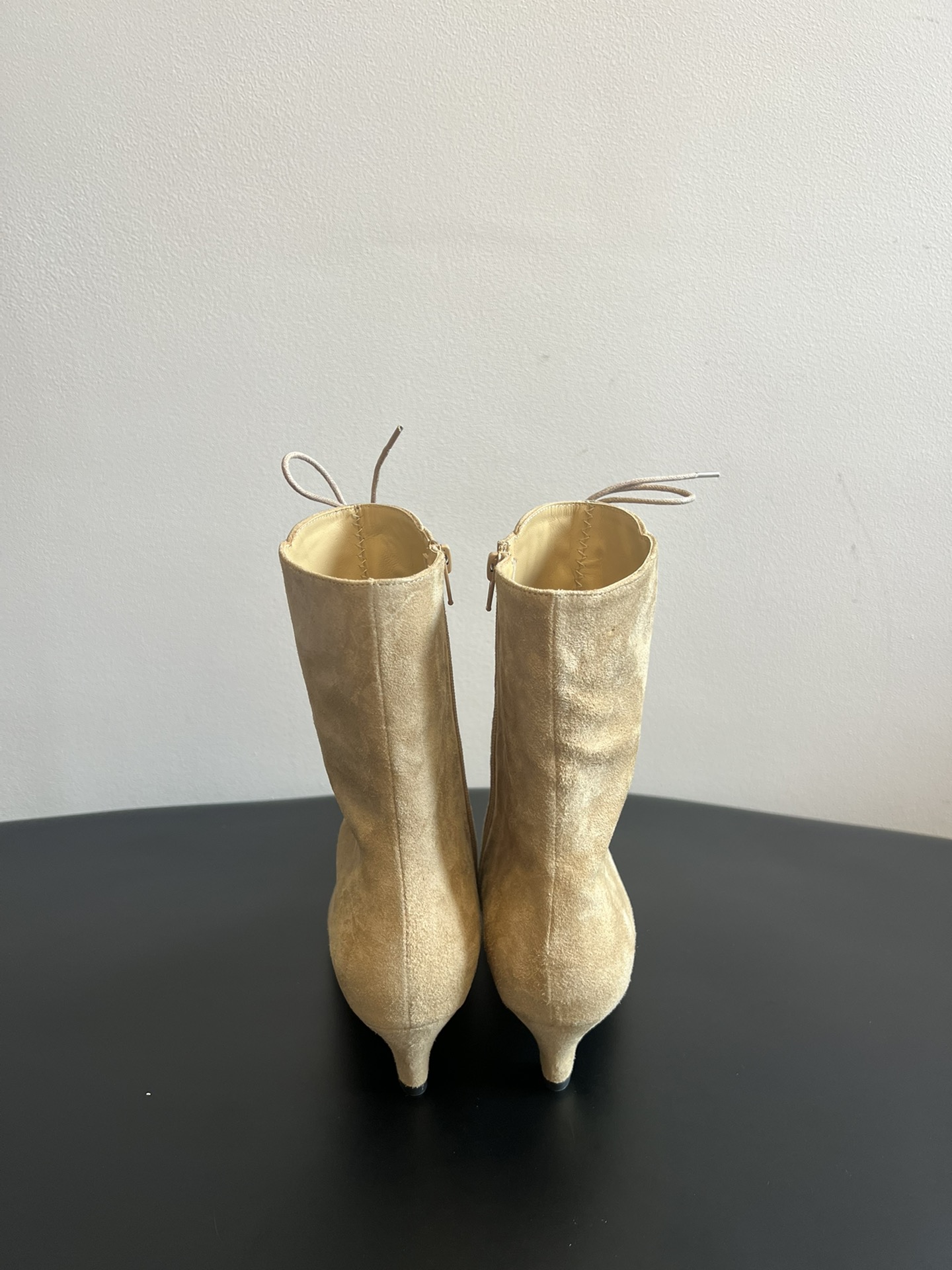 
Toteme 25SS 新款 方头绑带高跟靴

Toteme 的设计灵感源自瑞典的极简主义生活方式，强