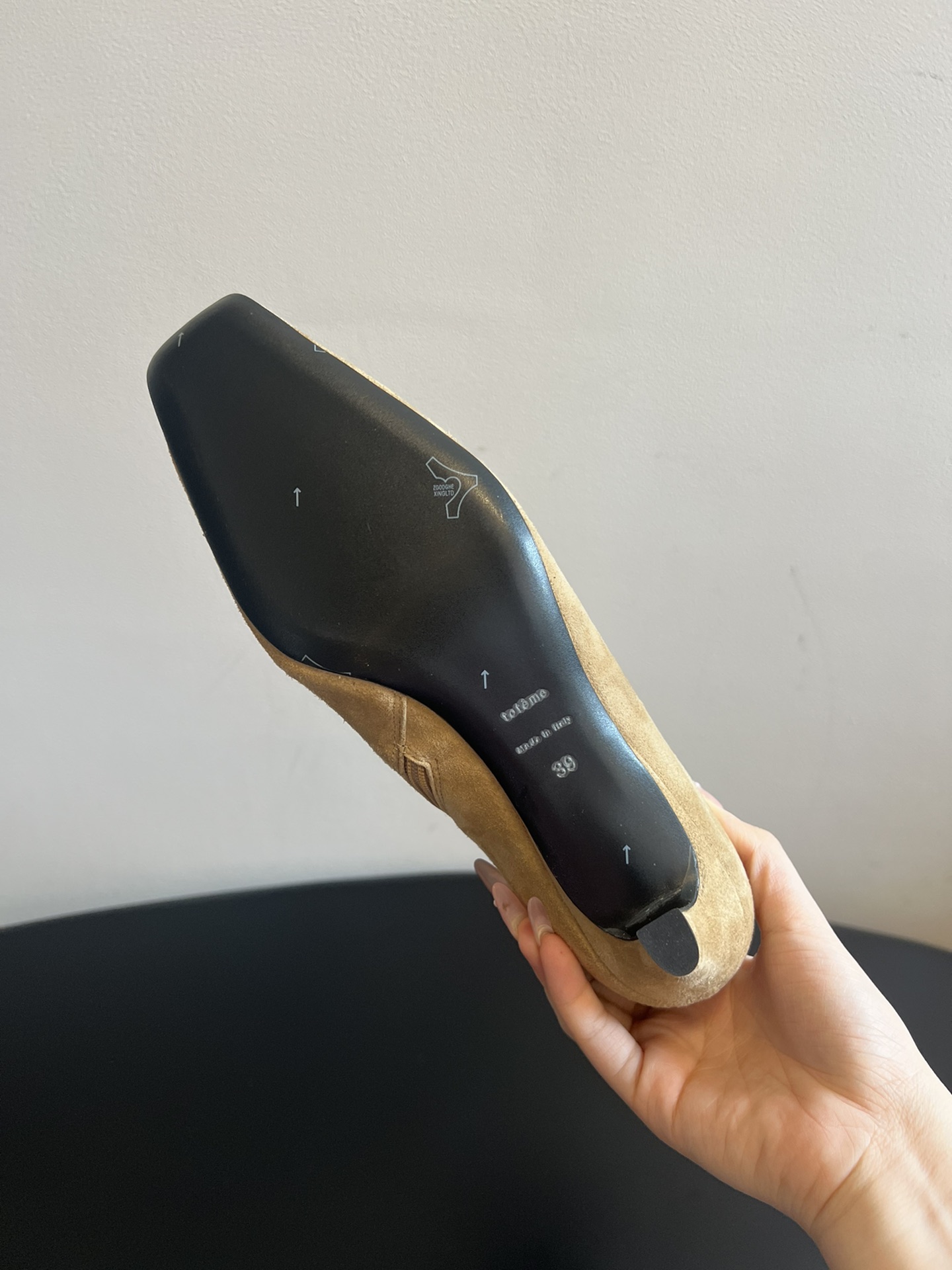 
Toteme 25SS 新款 方头绑带高跟靴

Toteme 的设计灵感源自瑞典的极简主义生活方式，强