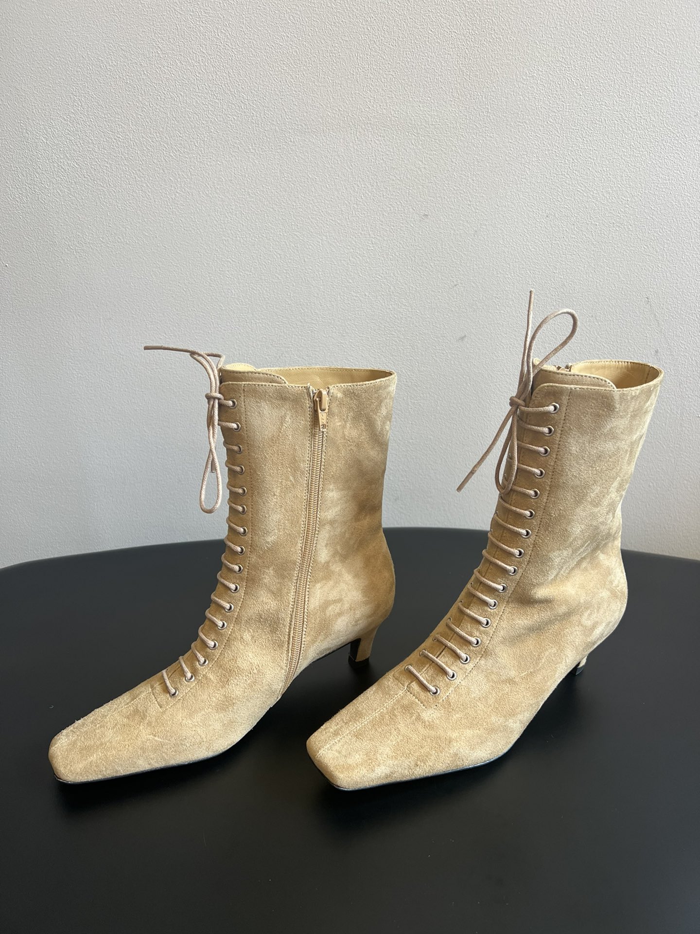 
Toteme 25SS 新款 方头绑带高跟靴

Toteme 的设计灵感源自瑞典的极简主义生活方式，强