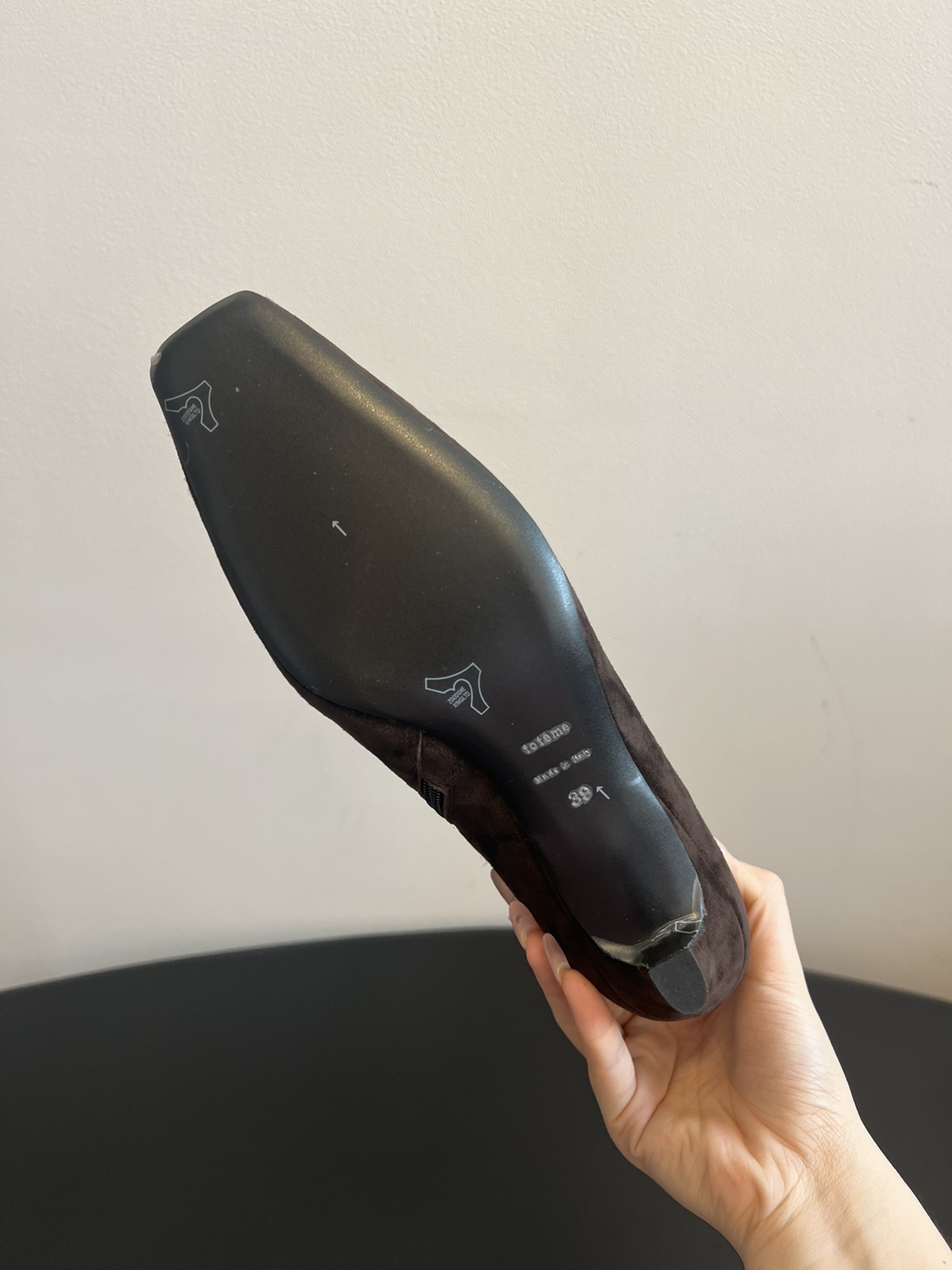 
Toteme 25SS 新款 方头绑带高跟靴

Toteme 的设计灵感源自瑞典的极简主义生活方式，强