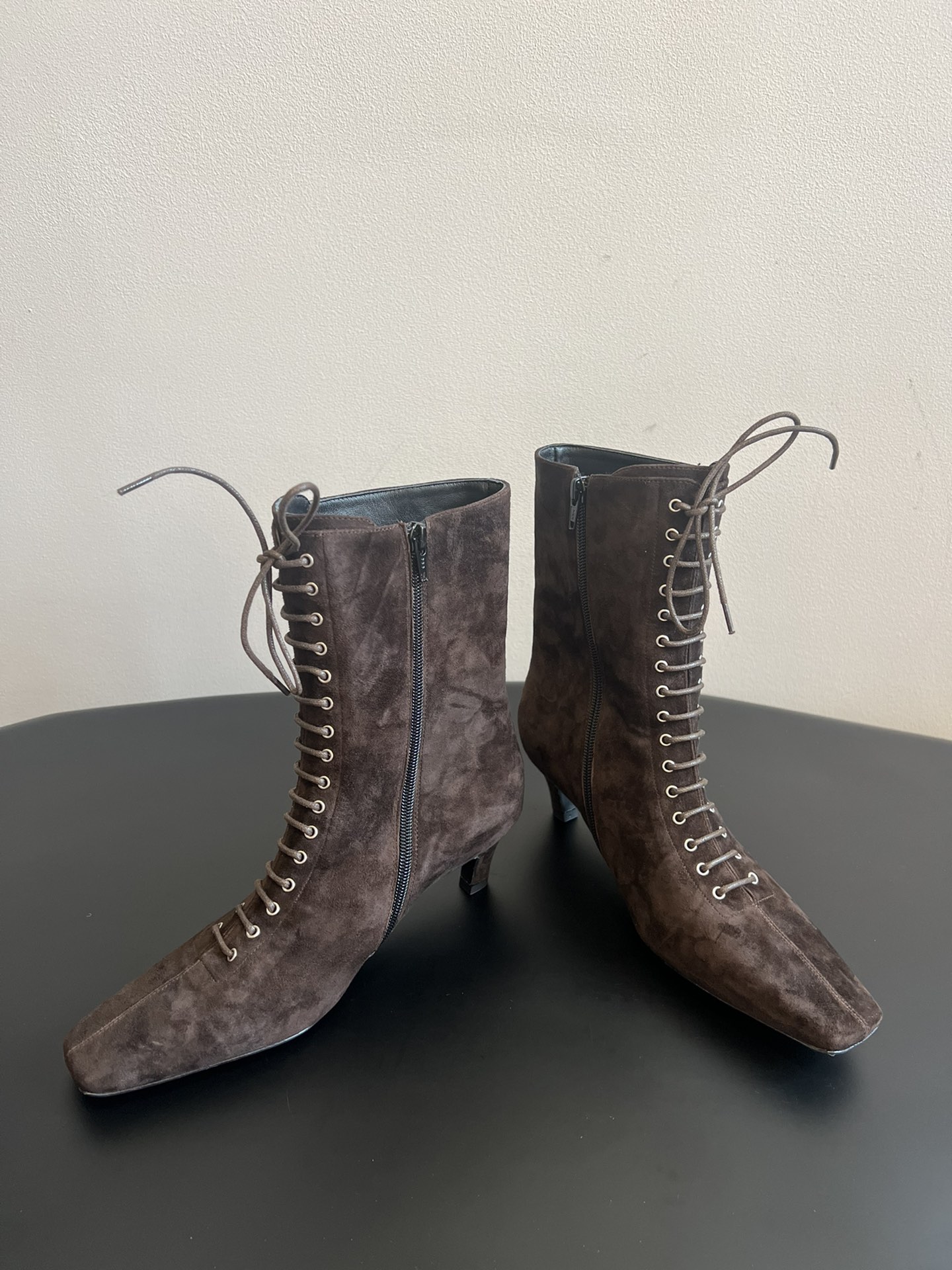 
Toteme 25SS 新款 方头绑带高跟靴

Toteme 的设计灵感源自瑞典的极简主义生活方式，强