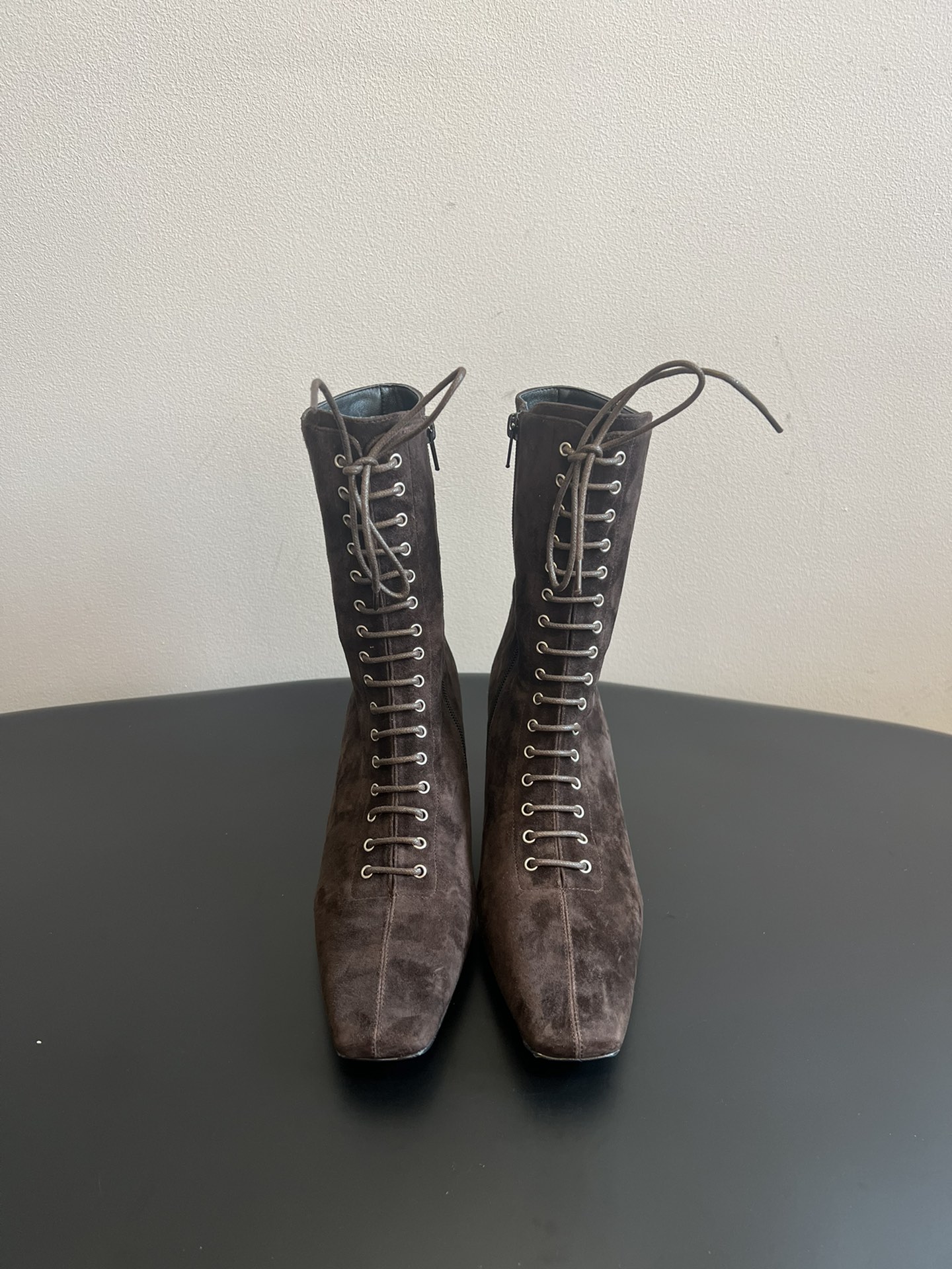 
Toteme 25SS 新款 方头绑带高跟靴

Toteme 的设计灵感源自瑞典的极简主义生活方式，强