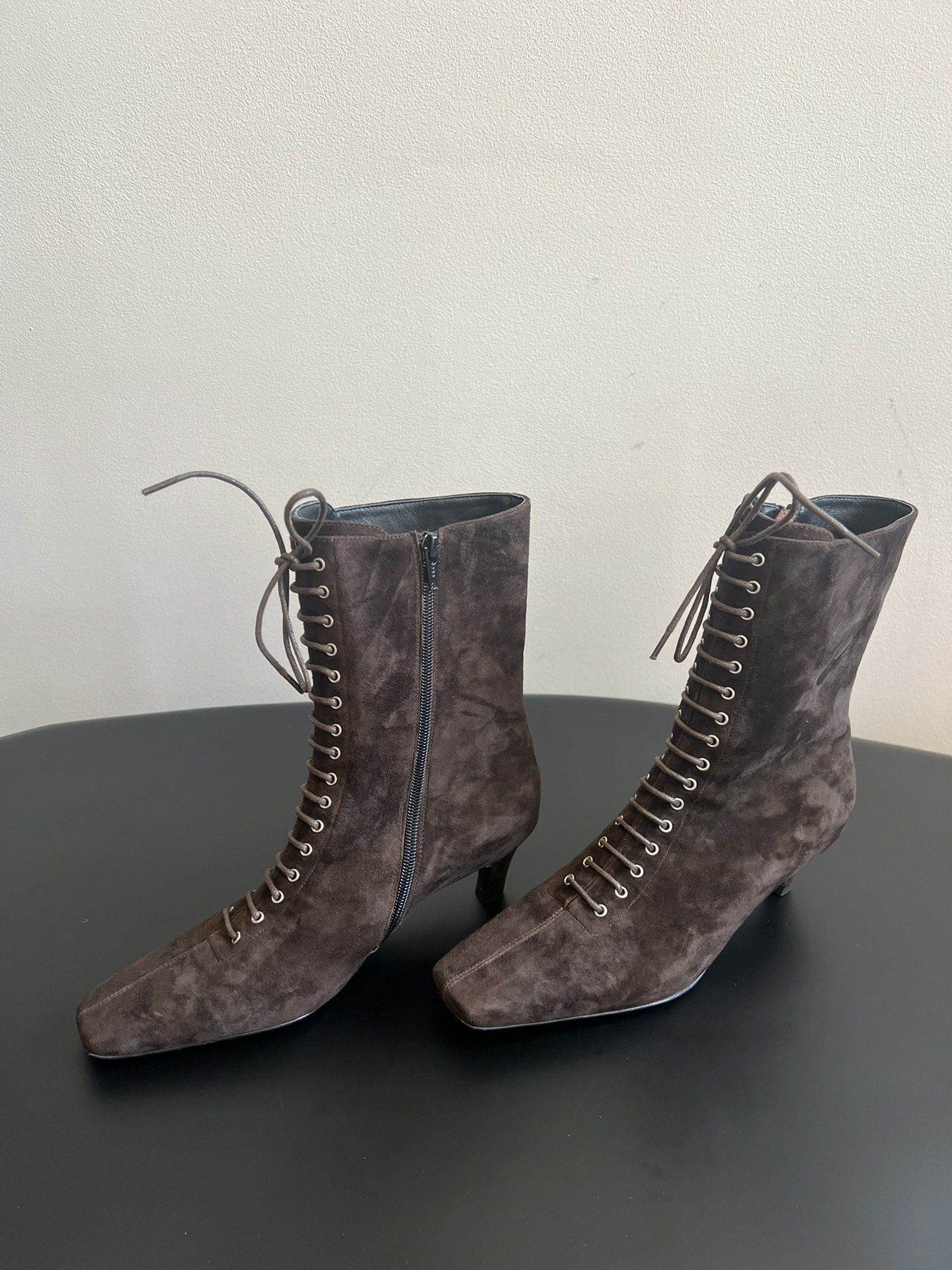 
Toteme 25SS 新款 方头绑带高跟靴

Toteme 的设计灵感源自瑞典的极简主义生活方式，强