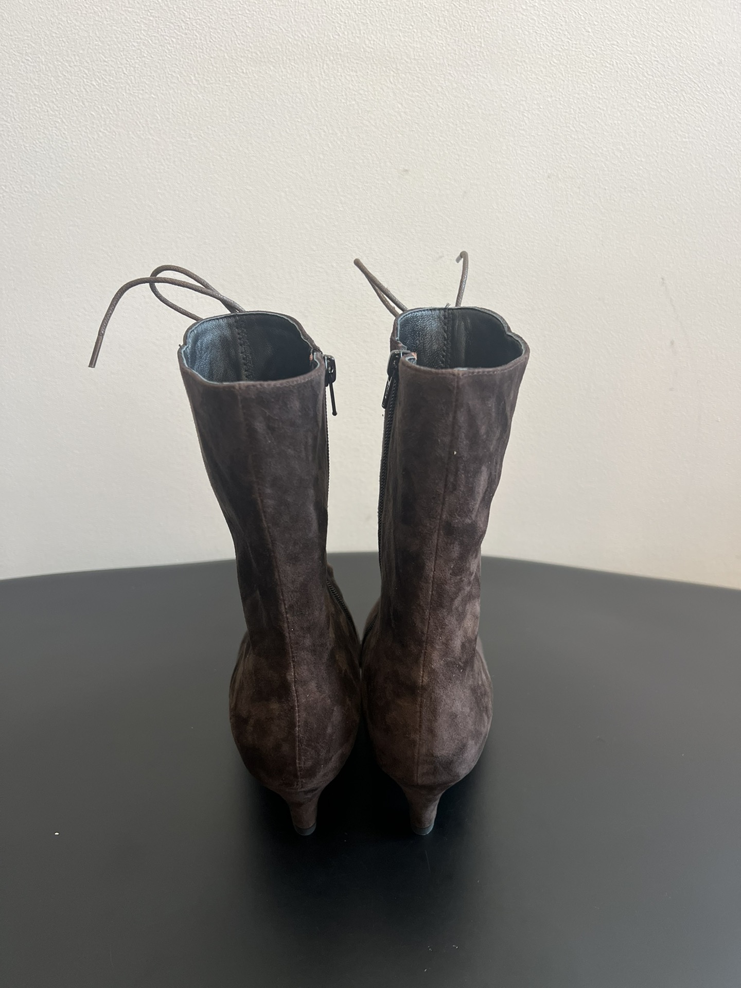 
Toteme 25SS 新款 方头绑带高跟靴

Toteme 的设计灵感源自瑞典的极简主义生活方式，强