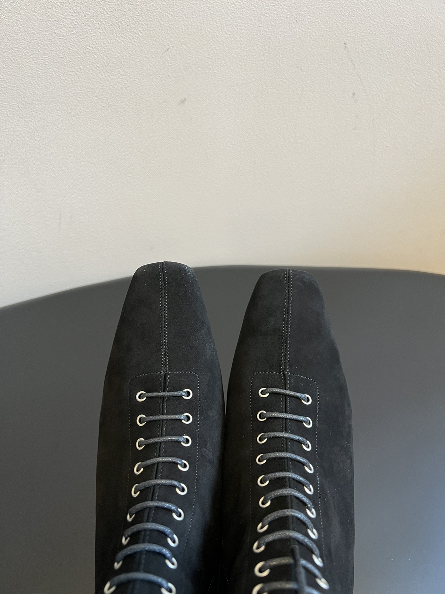 
Toteme 25SS 新款 方头绑带高跟靴

Toteme 的设计灵感源自瑞典的极简主义生活方式，强