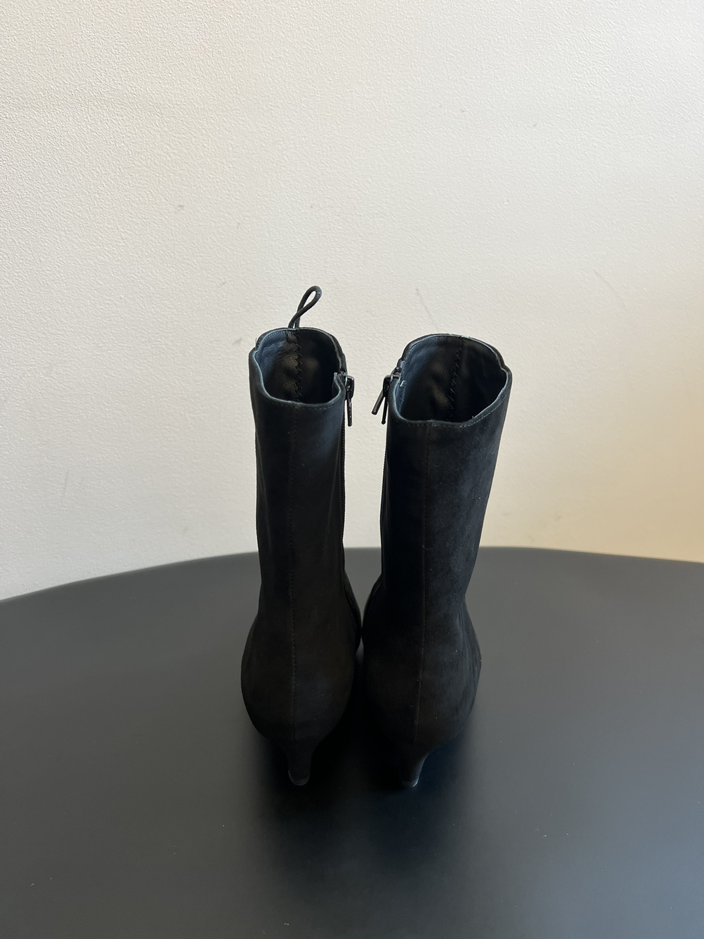 
Toteme 25SS 新款 方头绑带高跟靴

Toteme 的设计灵感源自瑞典的极简主义生活方式，强