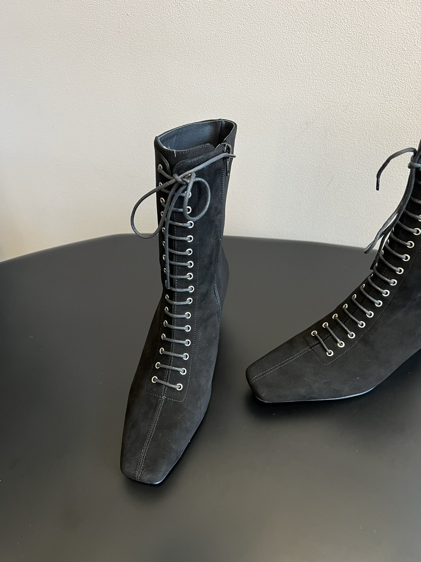 
Toteme 25SS 新款 方头绑带高跟靴

Toteme 的设计灵感源自瑞典的极简主义生活方式，强